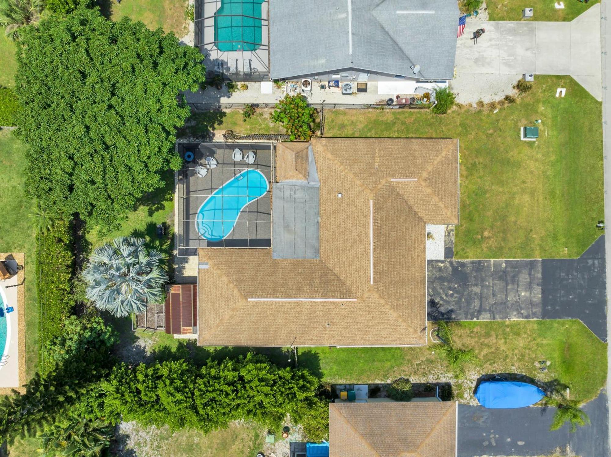 Salt Water Heated Pool With A Tiki Bar, A Garage Game And 4 Bikes * Naples