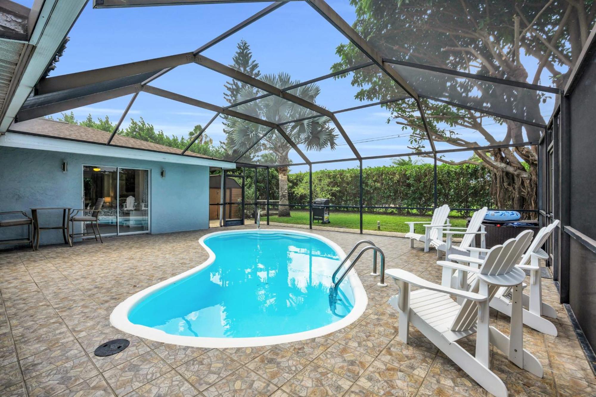 Salt Water Heated Pool With A Tiki Bar, A Garage Game And 4 Bikes Naples