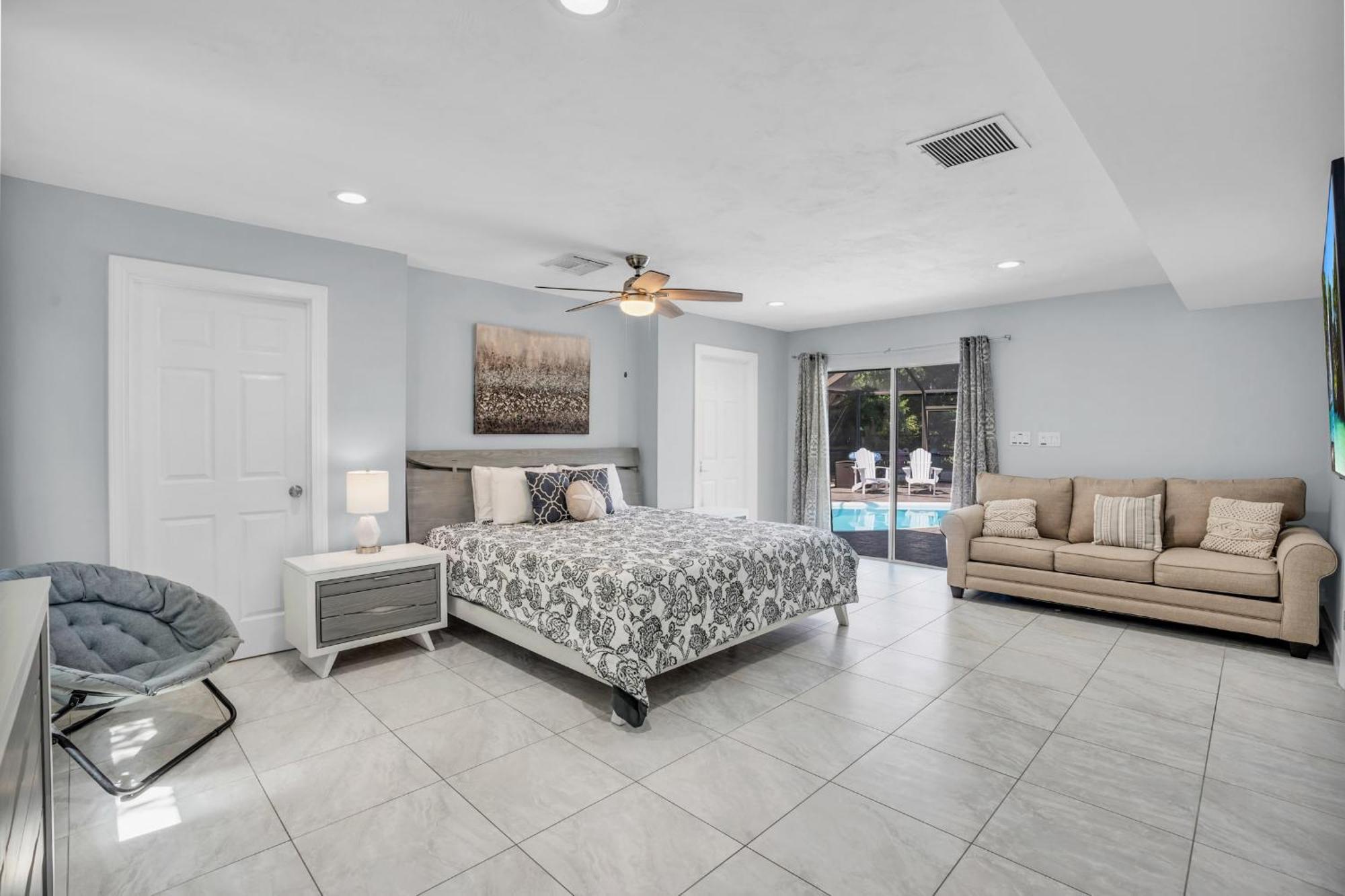 Salt Water Heated Pool With A Tiki Bar, A Garage Game And 4 Bikes Holiday home Naples