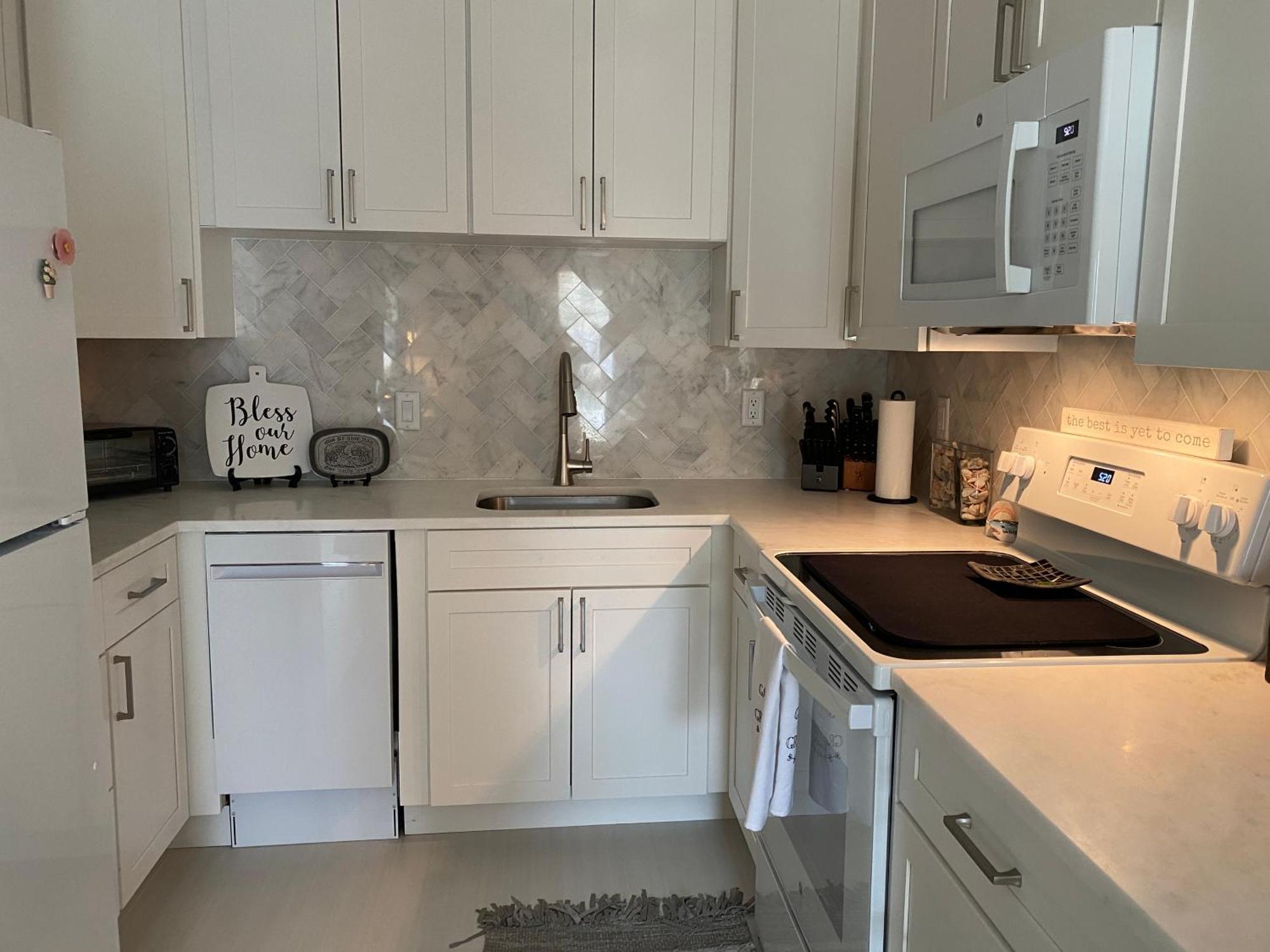 Closest 1br To Vanderbilt Beach, Full Kitchen With Dishwasher, New!