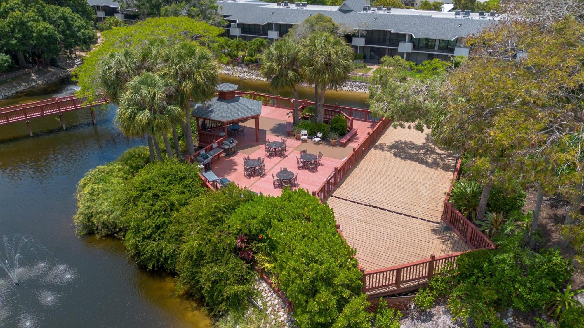 Park Shore - Pool & Bar Close To