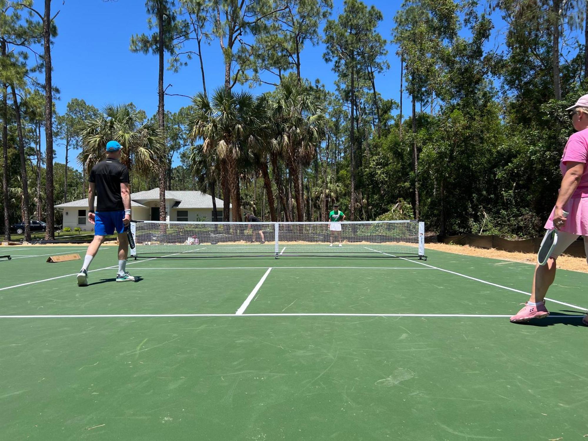 Luxury Family Pool, Jacuzzi, 2 Pickleball Court, Ping Pong Table Very Private Sleeps 8 *