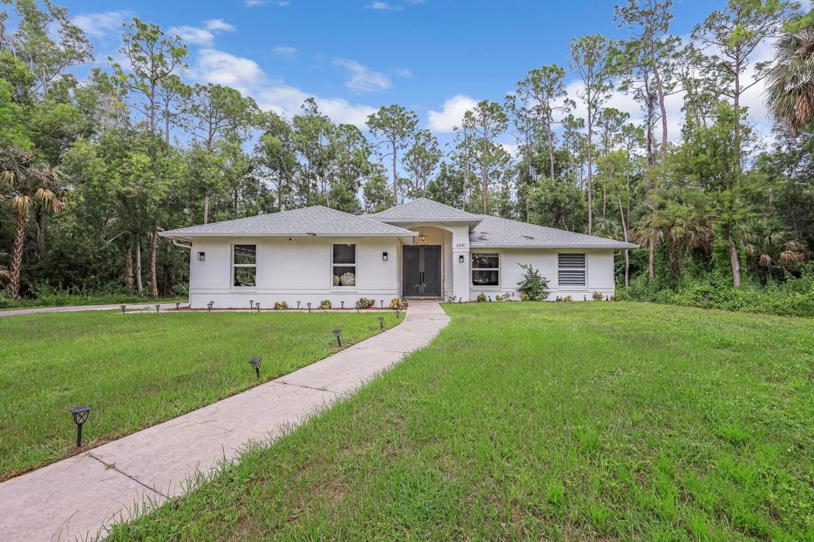Luxury Family Pool, Jacuzzi, 2 Pickleball Court, Ping Pong Table Very Private Sleeps 8 Villa Naples