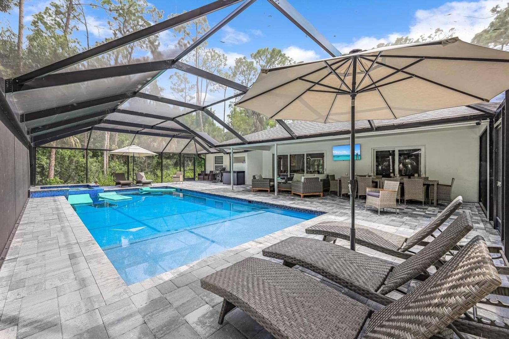 Luxury Family Pool, Jacuzzi, 2 Pickleball Court, Ping Pong Table Very Private Sleeps 8 Villa *