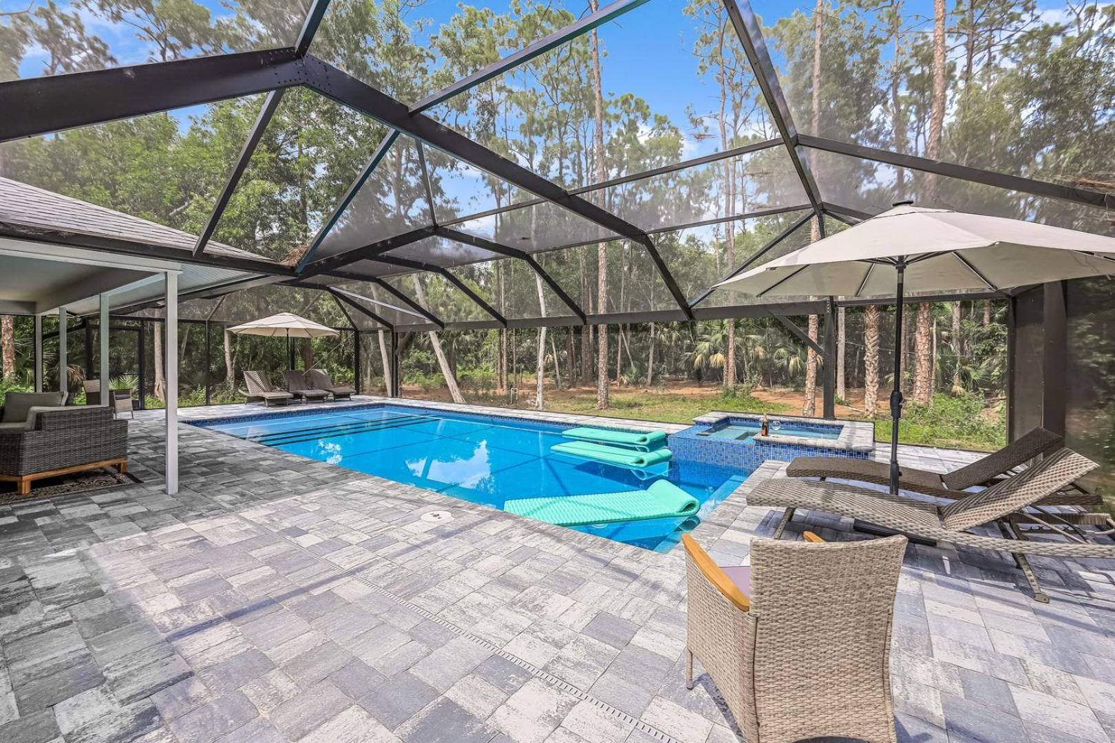 Luxury Family Pool, Jacuzzi, 2 Pickleball Court, Ping Pong Table Very Private Sleeps 8