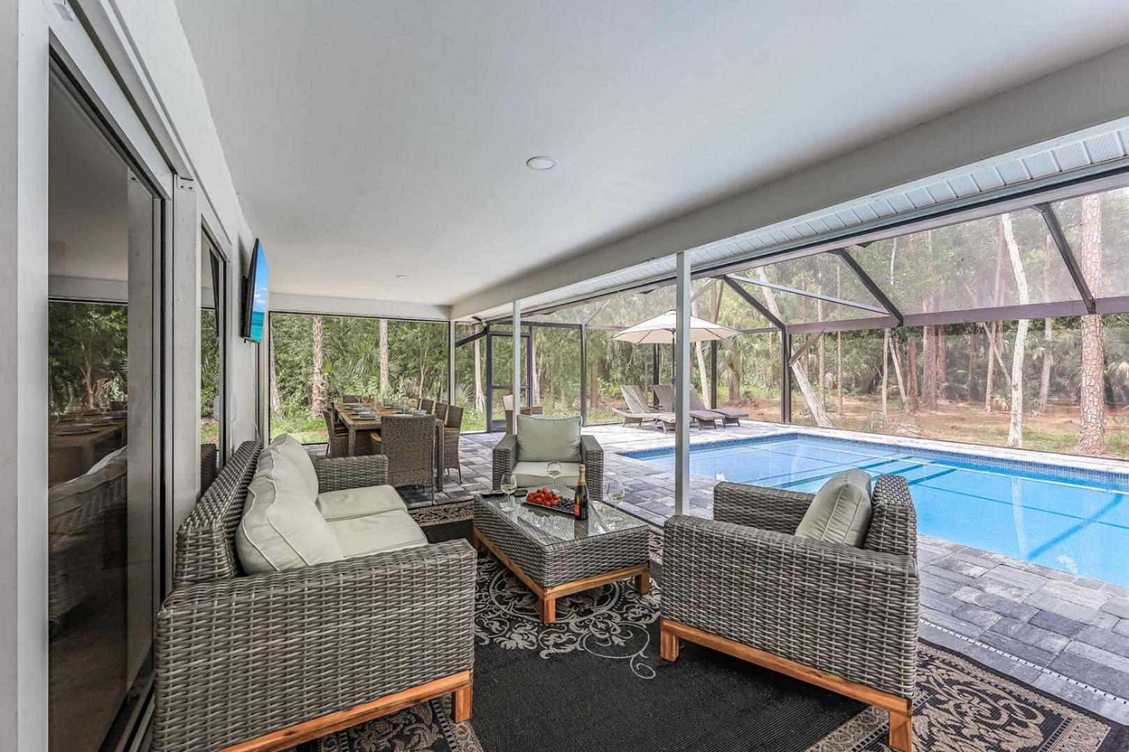 Luxury Family Pool, Jacuzzi, 2 Pickleball Court, Ping Pong Table Very Private Sleeps 8 Naples