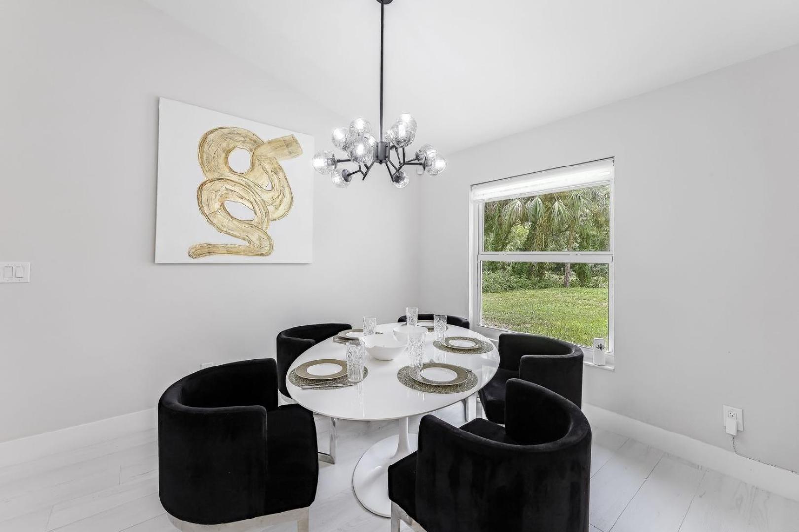 Luxury Family Pool, Jacuzzi, 2 Pickleball Court, Ping Pong Table Very Private Sleeps 8