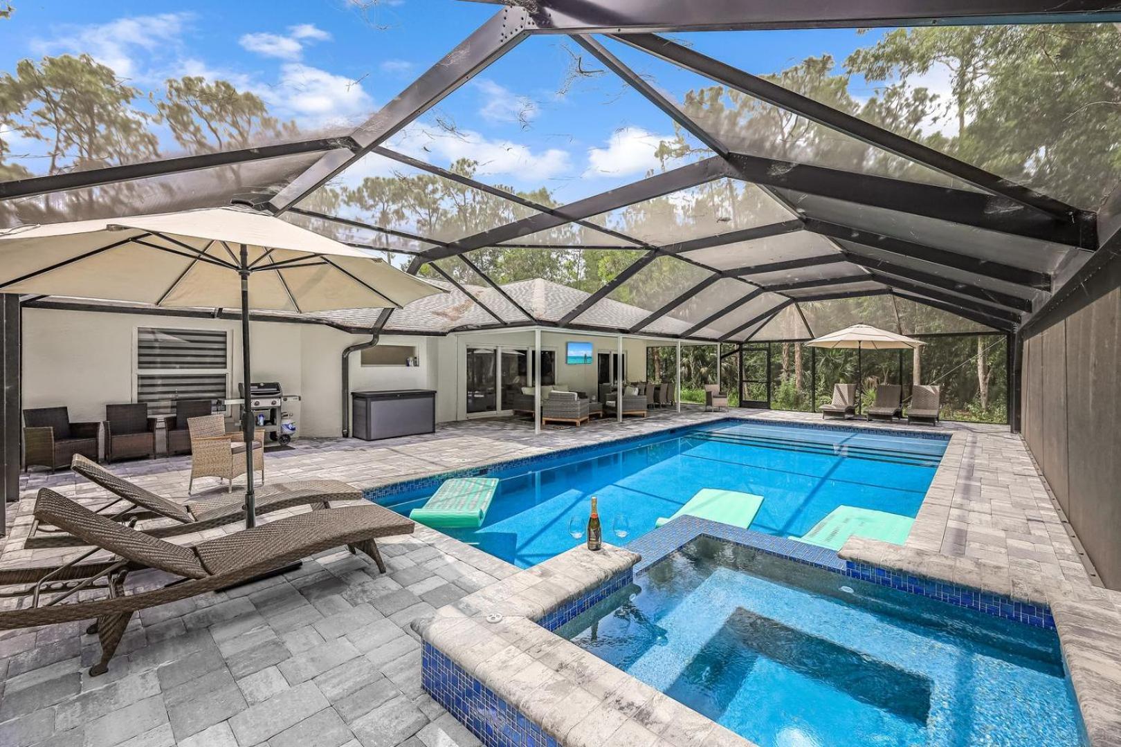 Luxury Family Pool, Jacuzzi, 2 Pickleball Court, Ping Pong Table Very Private Sleeps 8 *