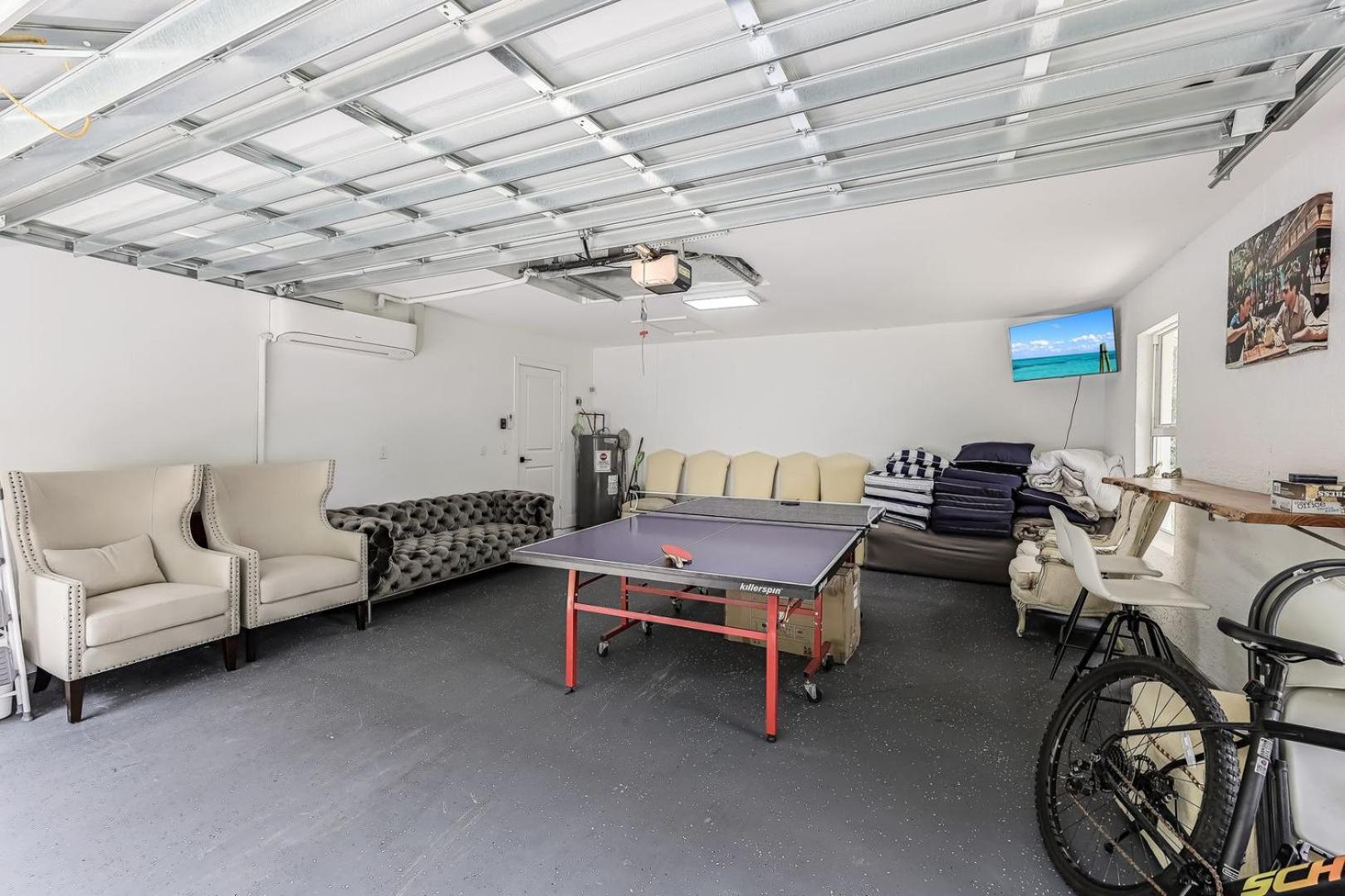 Luxury Family Pool, Jacuzzi, 2 Pickleball Court, Ping Pong Table Very Private Sleeps 8 Villa *