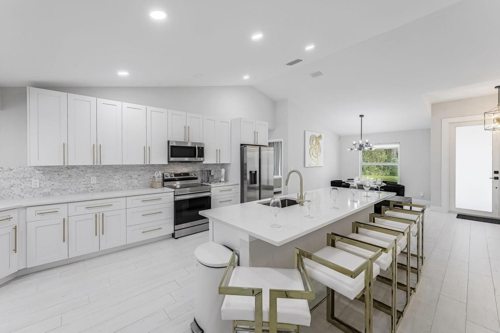 Luxury Family Pool, Jacuzzi, 2 Pickleball Court, Ping Pong Table Very Private Sleeps 8 Villa