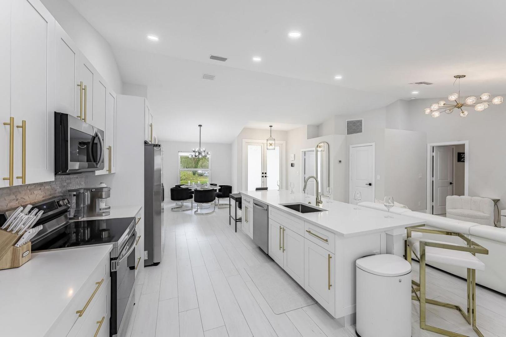 Luxury Family Pool, Jacuzzi, 2 Pickleball Court, Ping Pong Table Very Private Sleeps 8 Villa *