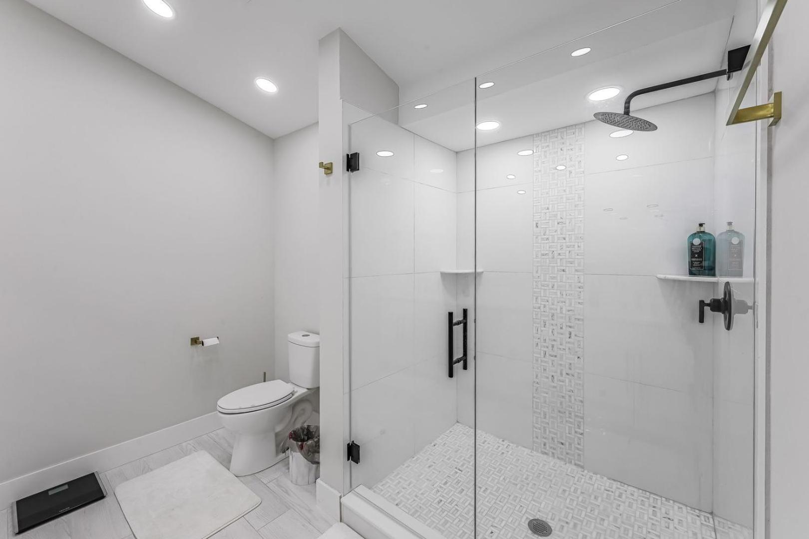 Luxury Family Pool, Jacuzzi, 2 Pickleball Court, Ping Pong Table Very Private Sleeps 8 *