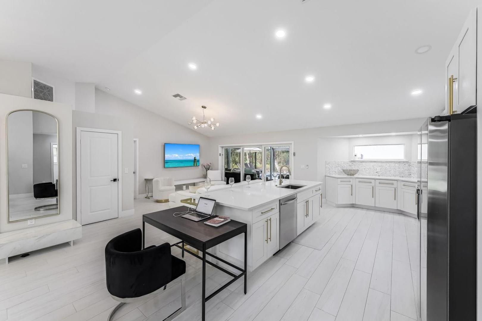 Luxury Family Pool, Jacuzzi, 2 Pickleball Court, Ping Pong Table Very Private Sleeps 8 Villa *