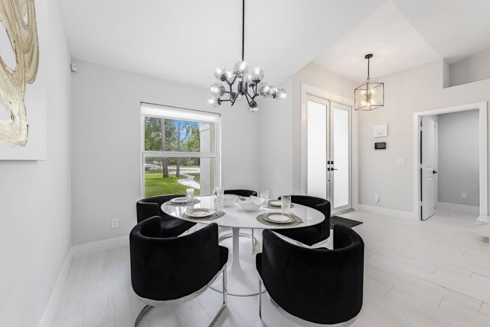 Luxury Family Pool, Jacuzzi, 2 Pickleball Court, Ping Pong Table Very Private Sleeps 8 Villa