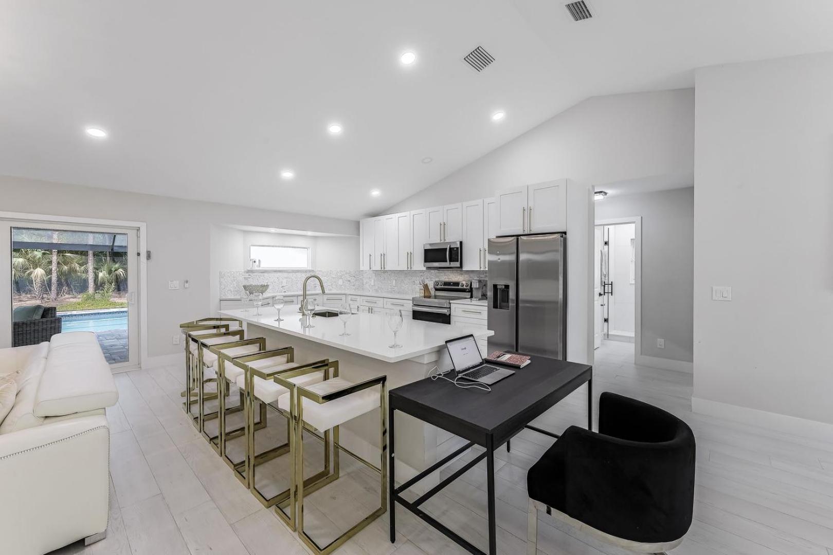 Luxury Family Pool, Jacuzzi, 2 Pickleball Court, Ping Pong Table Very Private Sleeps 8 Naples