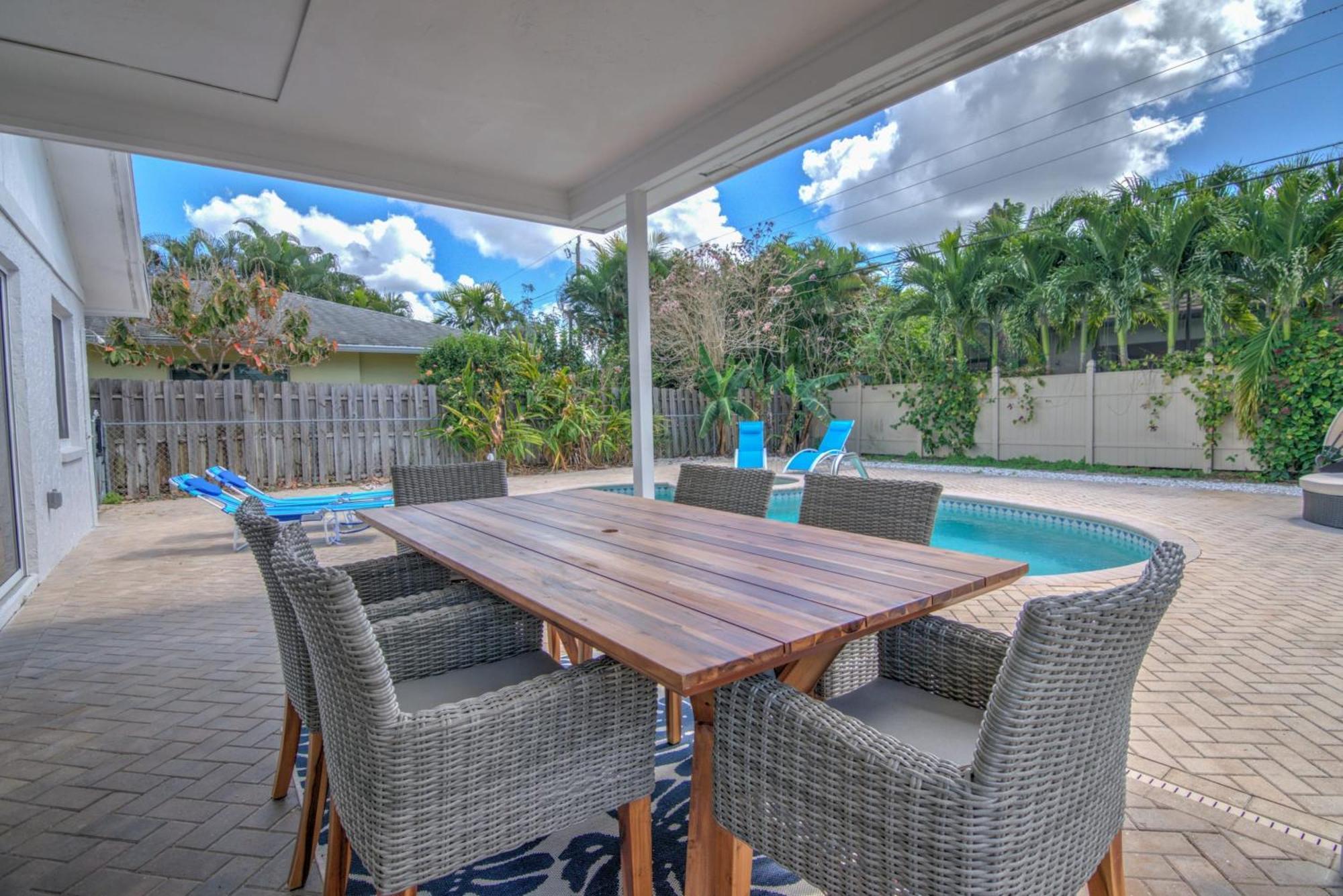 Holiday home Relax Poolside & Walk Or Bike To The From Amazing Pool Home! *