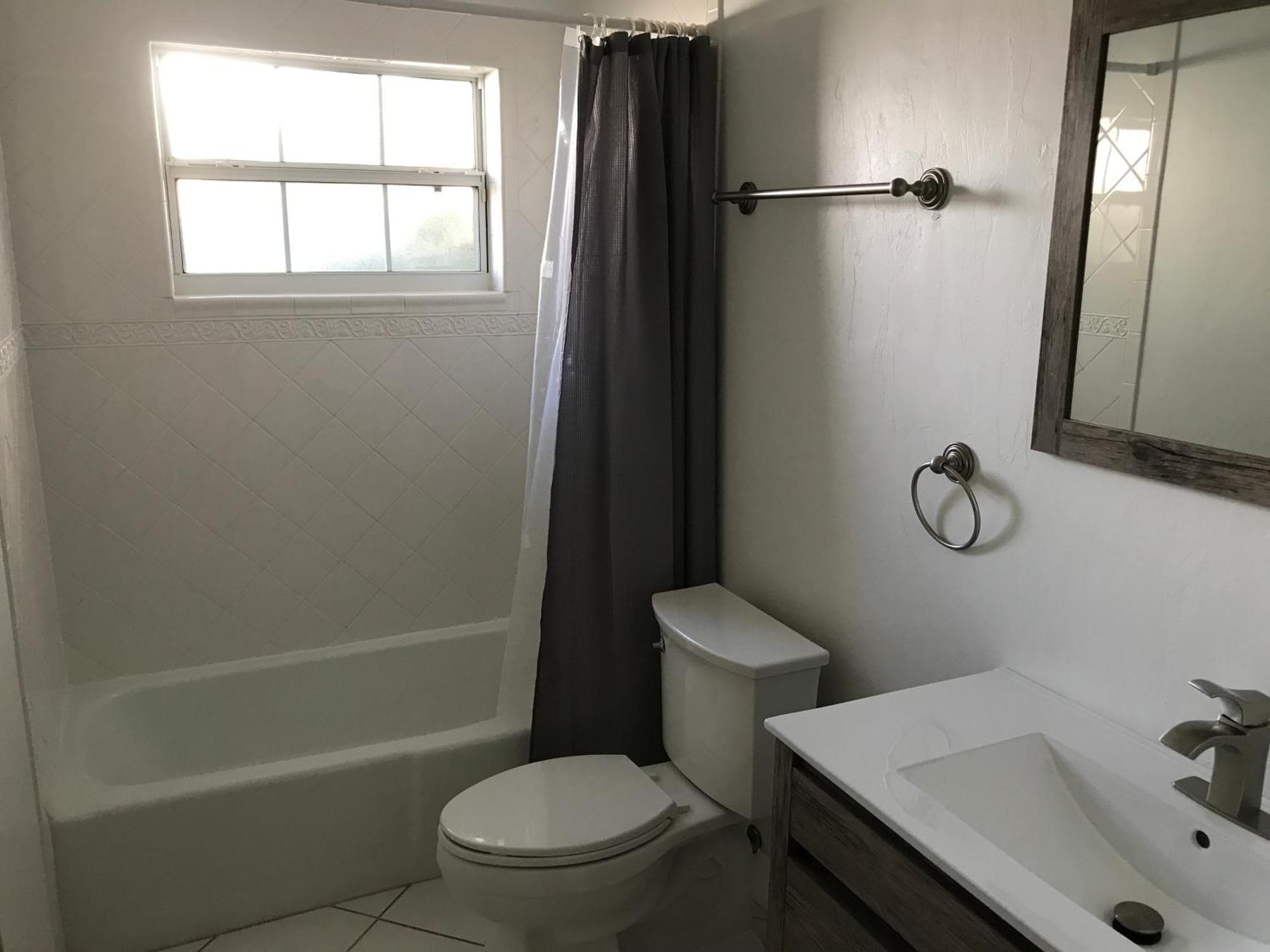 Holiday home Recently Renovated House With Fenced In Yard *