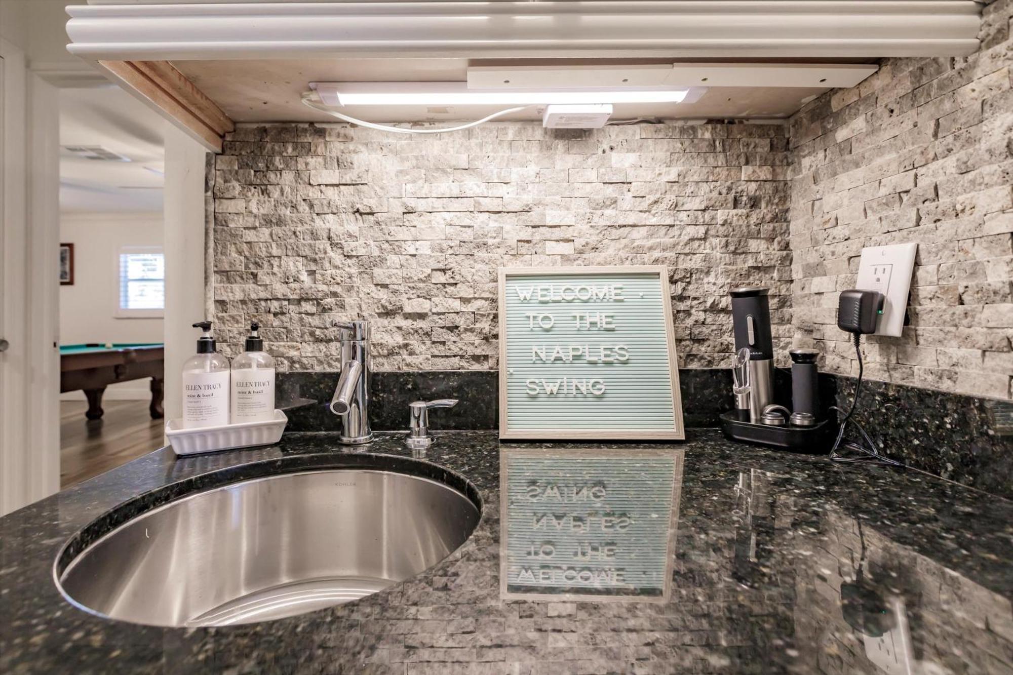 Amazing With Hot Tub Jacuzzi, Bbq, Pool Table - 1 Mile To Beach! *