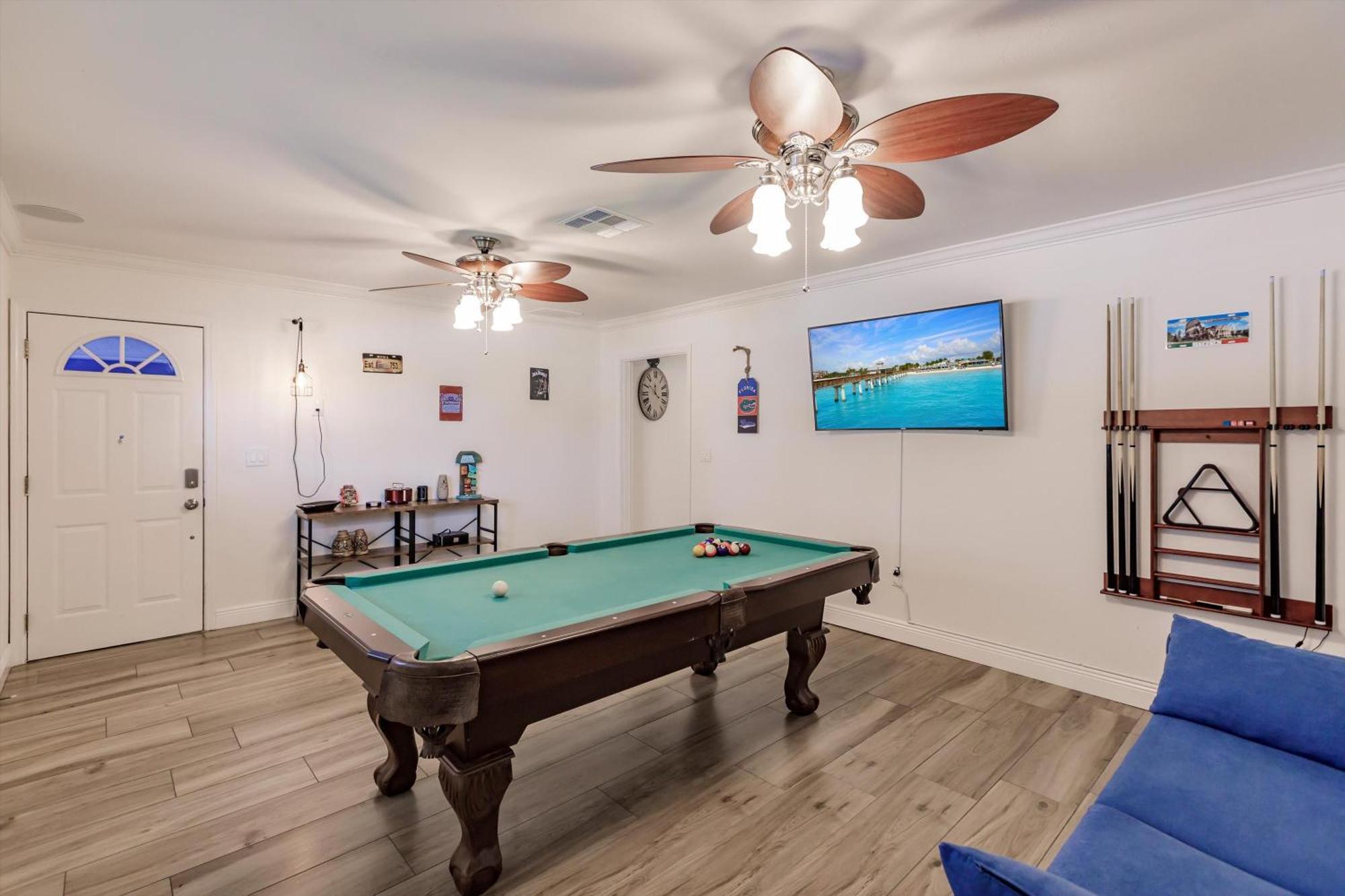 Amazing With Hot Tub Jacuzzi, Bbq, Pool Table - 1 Mile To Beach! Holiday home *