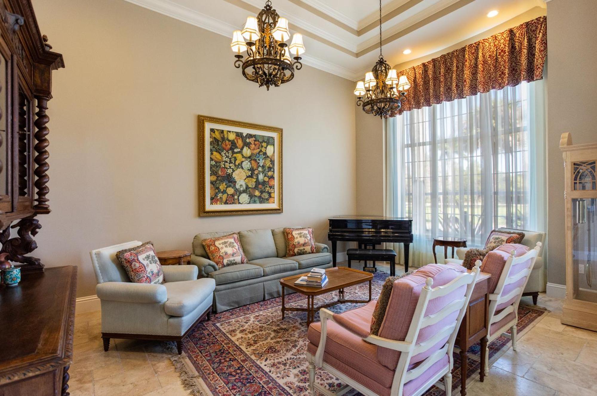 Knickerbocker Estate Home, 9 Private Apartment