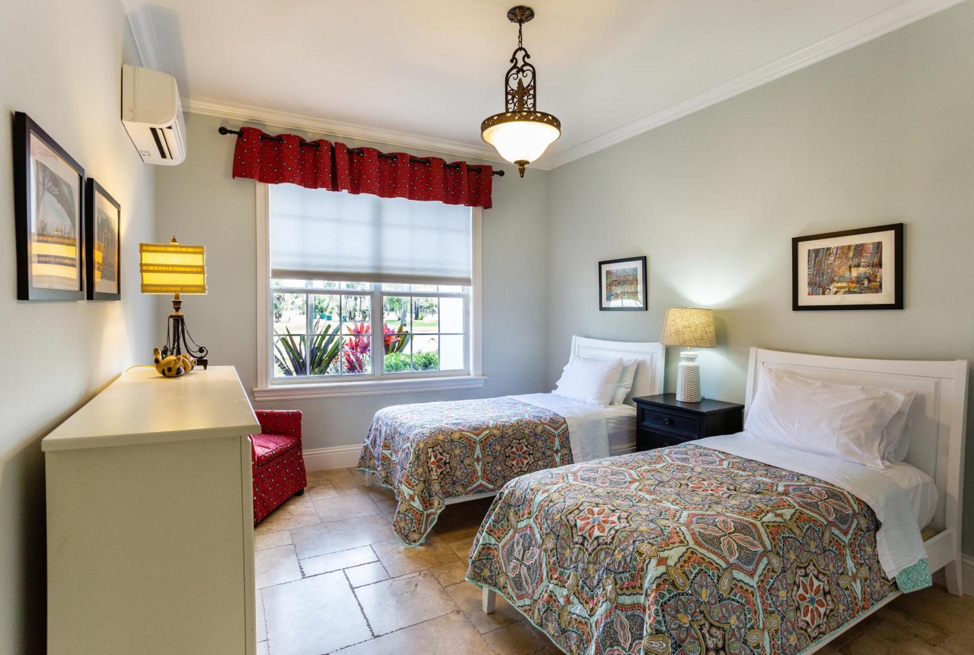 Knickerbocker Estate Home, 9 Private * Naples