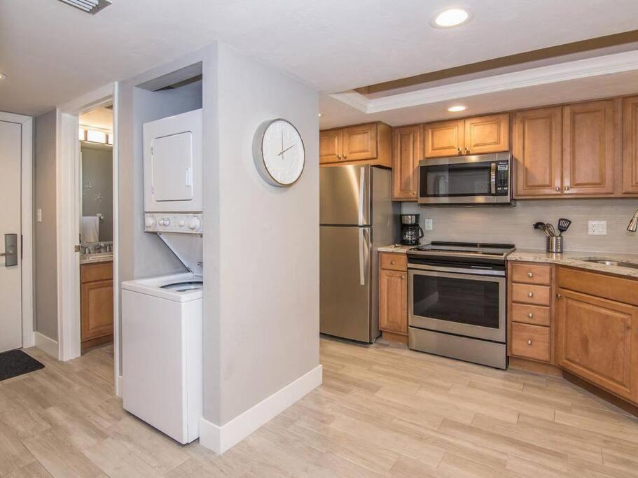 Park Shore Modern Floor 2 Bed 2 Bath Apartment *