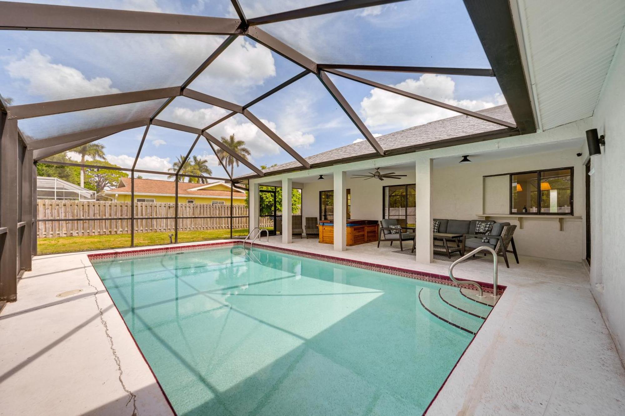 Holiday home Chic With Pool And Hot Tub, 4 Mi To Beach!
