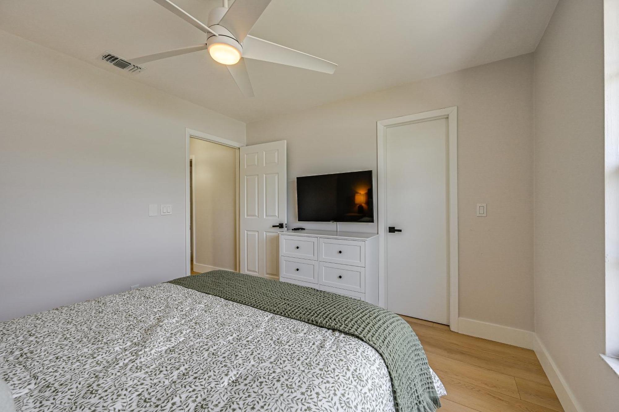 Chic With Pool And Hot Tub, 4 Mi To Beach! Holiday home