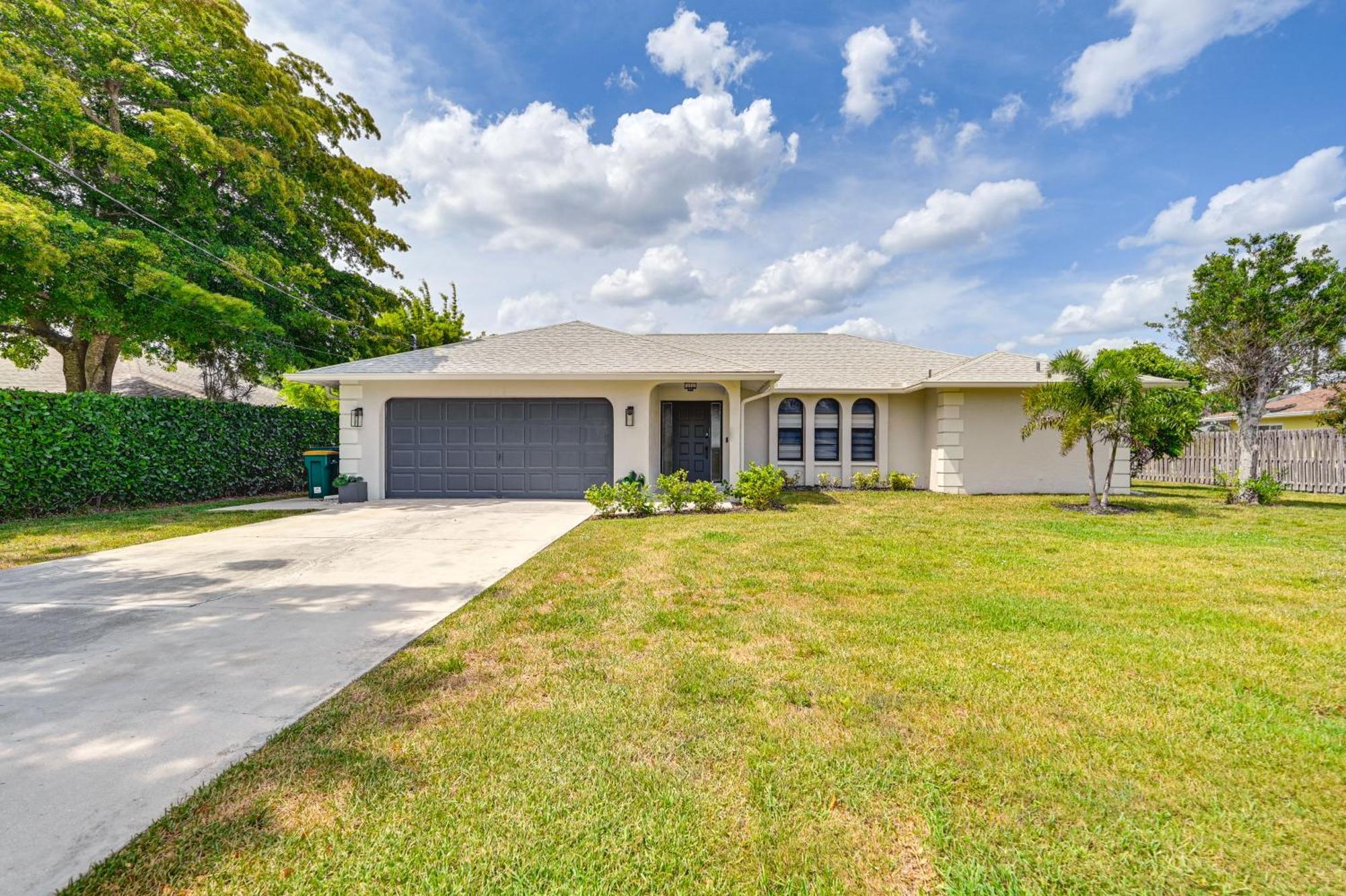 Holiday home Chic With Pool And Hot Tub, 4 Mi To Beach!