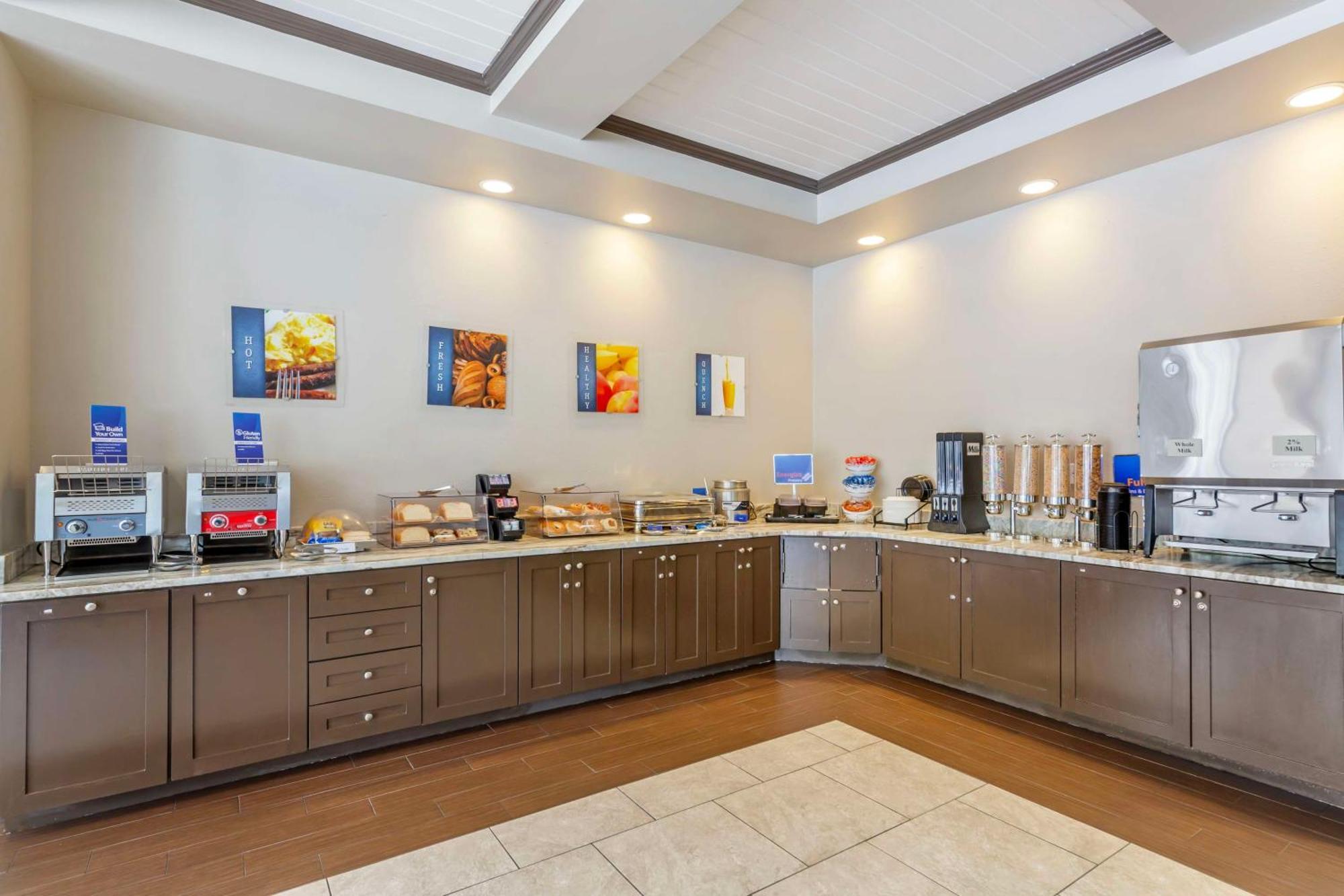 Western Naples Plaza