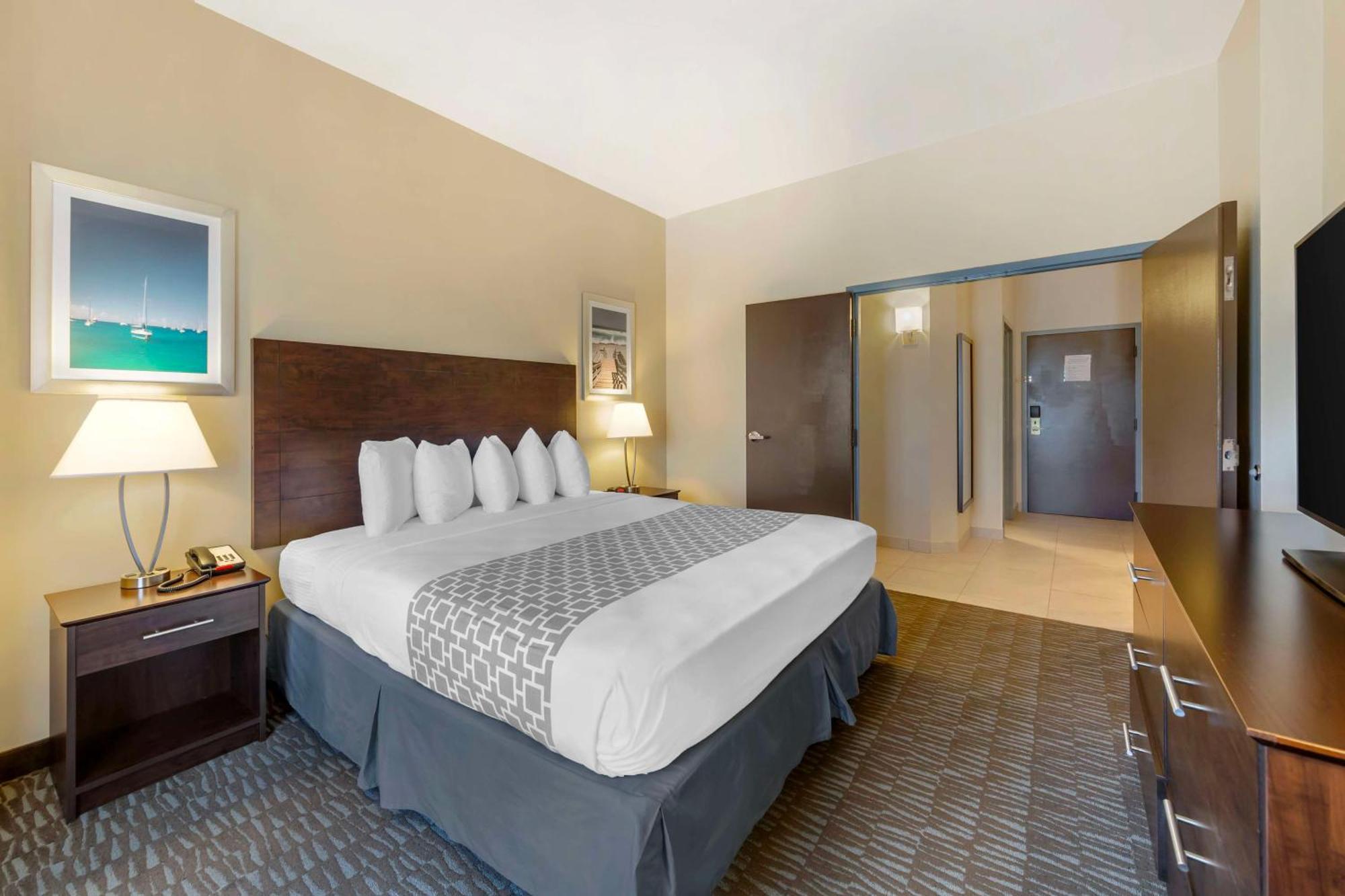 Western Naples Plaza 3*