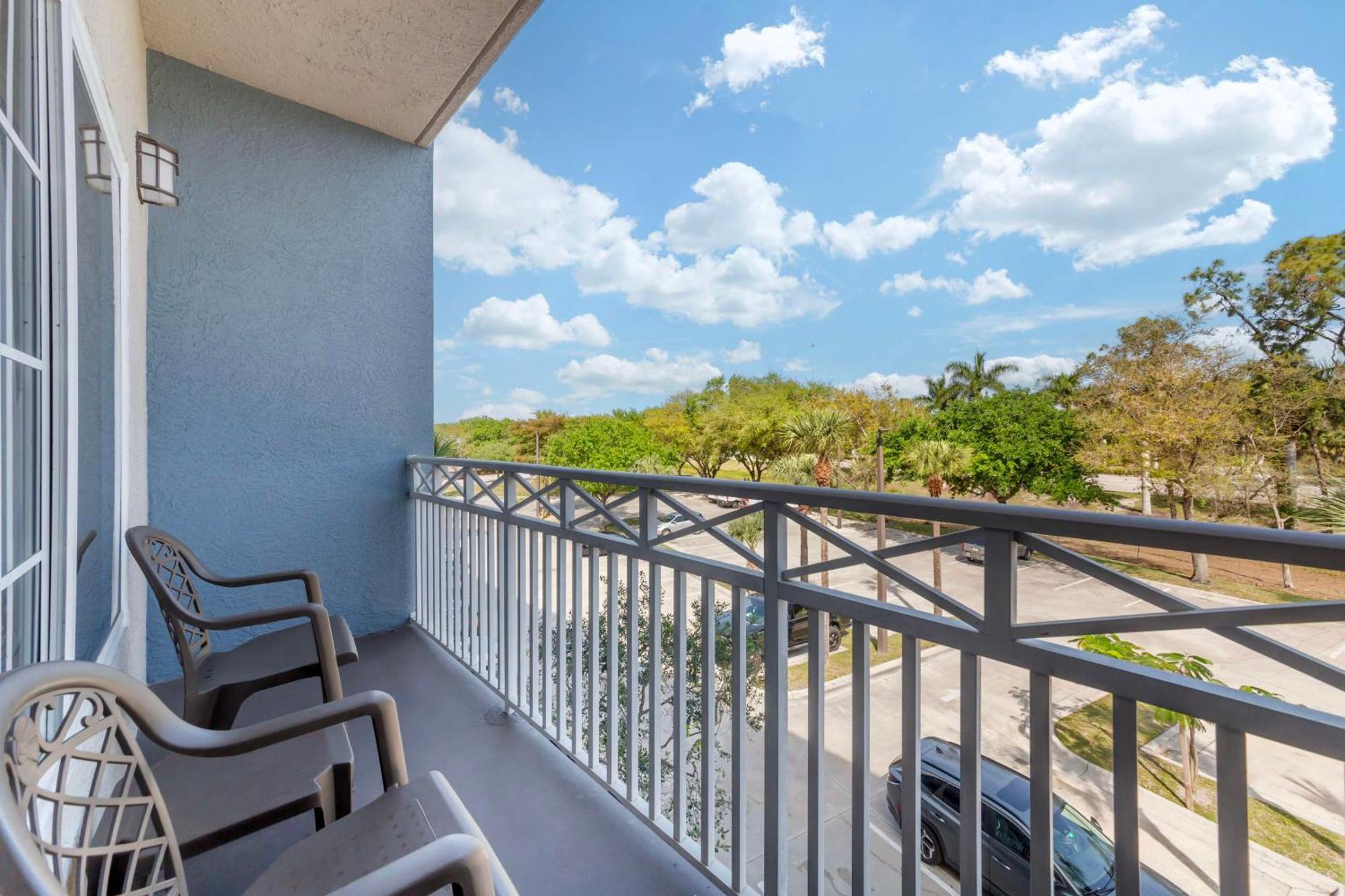 Western Naples Plaza Hotel Vineyards