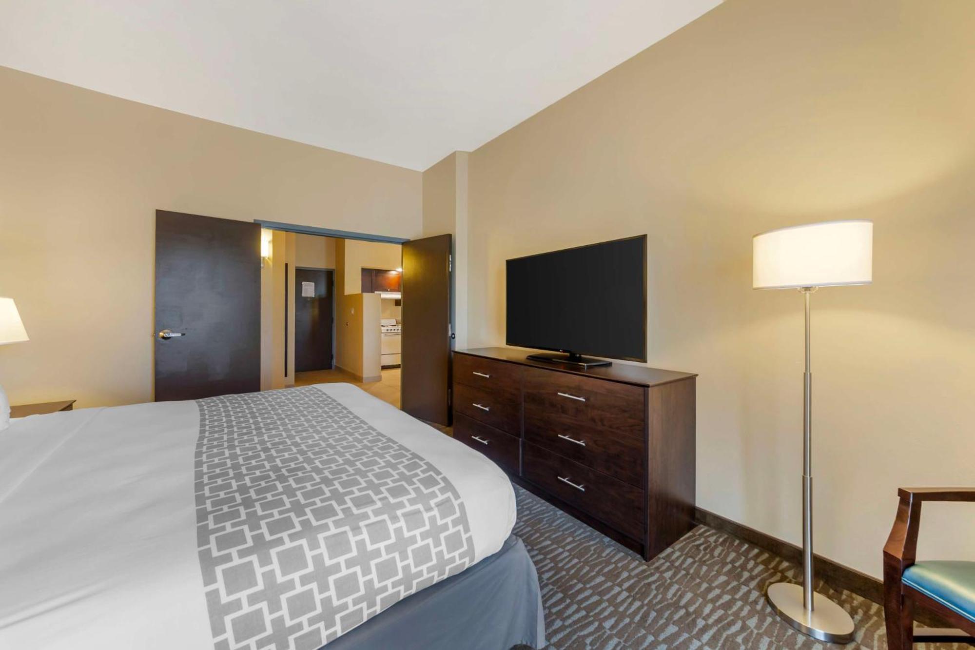 Western Naples Plaza 3*