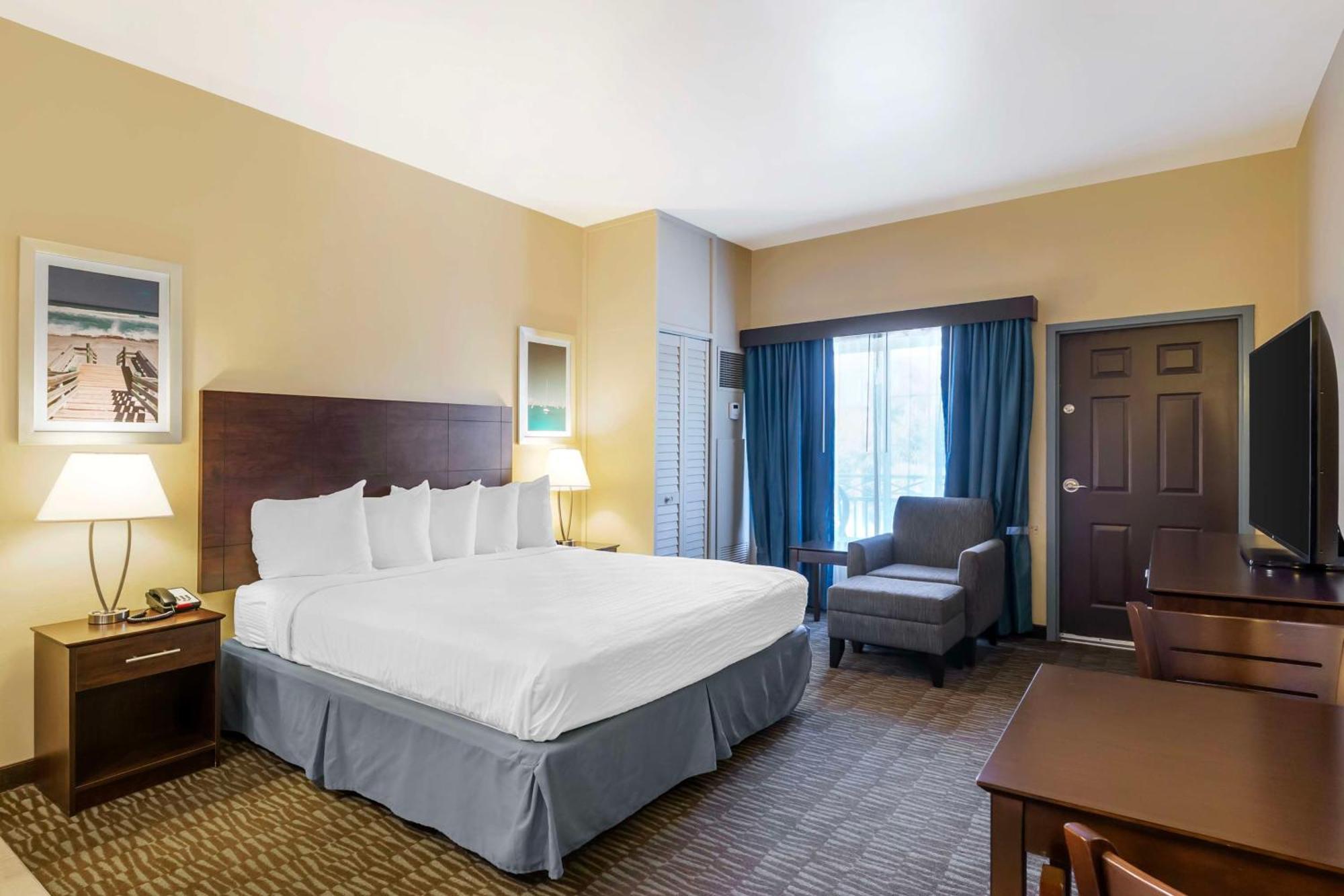 Western Naples Plaza 3* Vineyards