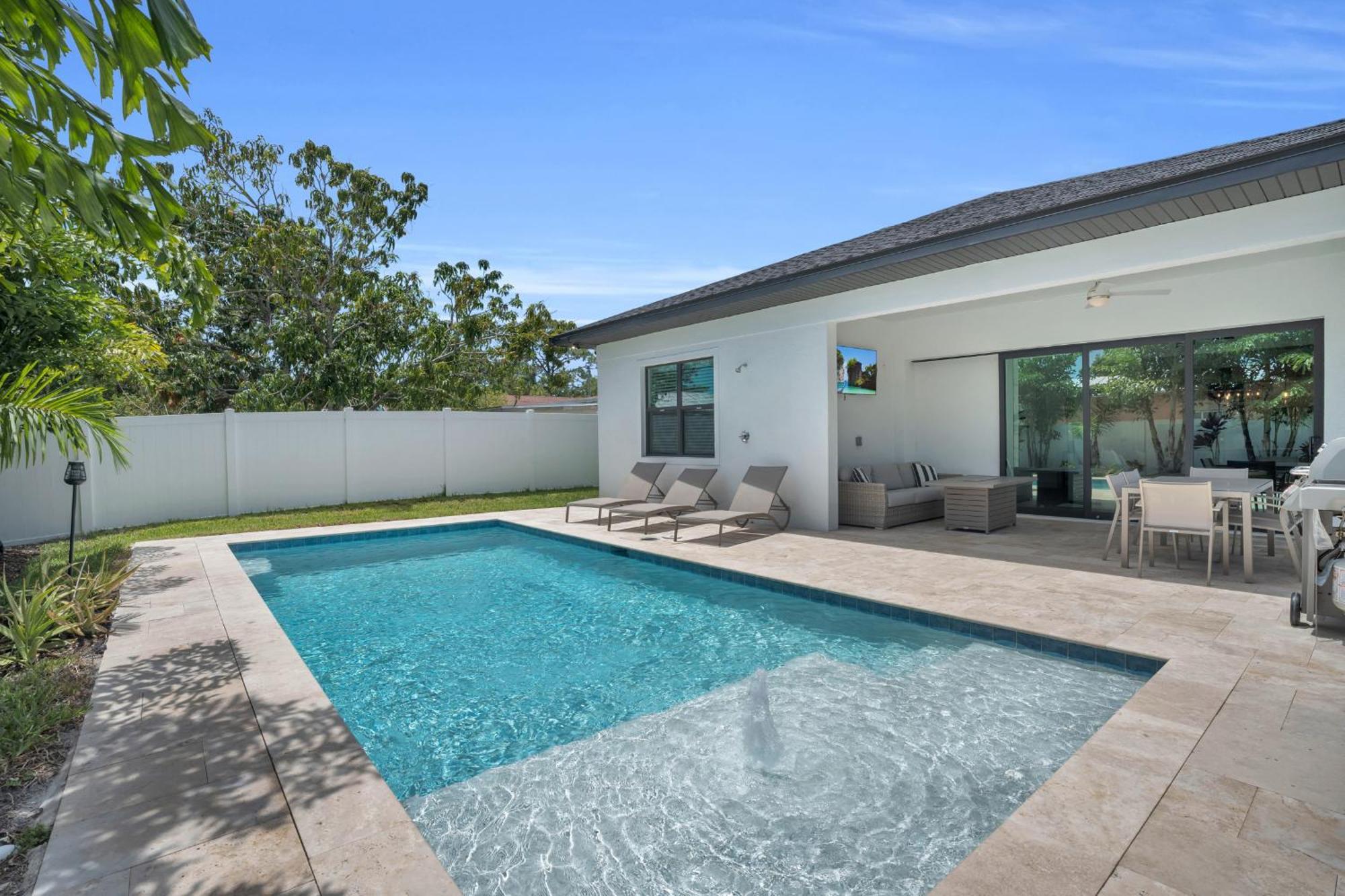 Getaway With Poolside Oasis * Naples
