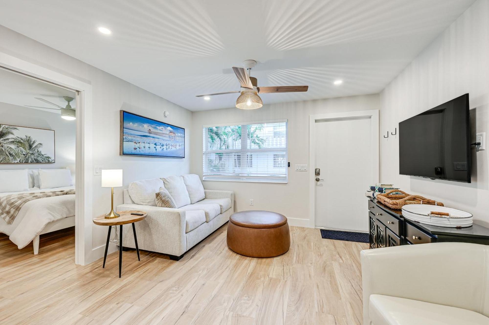 Sleek Coastal Abode 1 Block To Beach! Apartment Naples