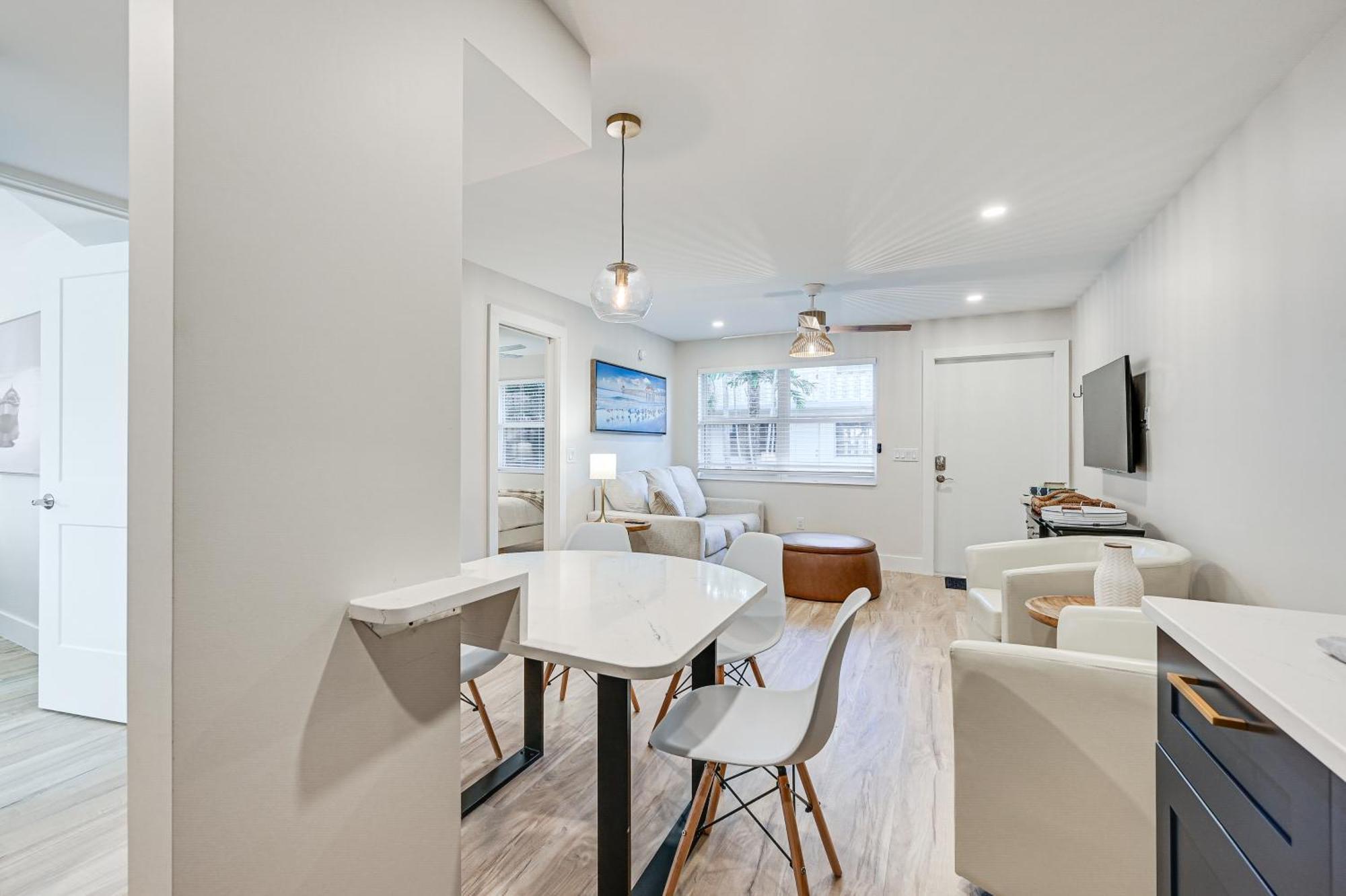 Sleek Coastal Abode 1 Block To Beach! *