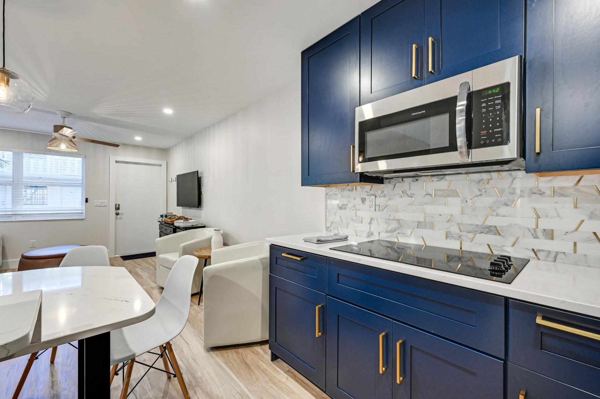 Sleek Coastal Abode 1 Block To Beach! * Naples