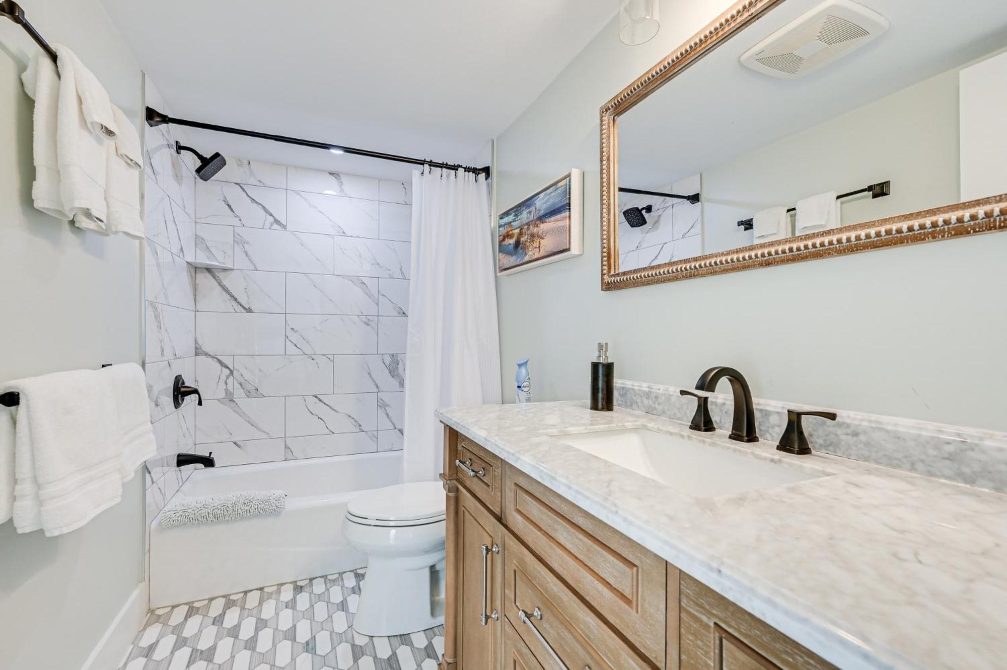 Apartment Sleek Coastal Abode 1 Block To Beach! *