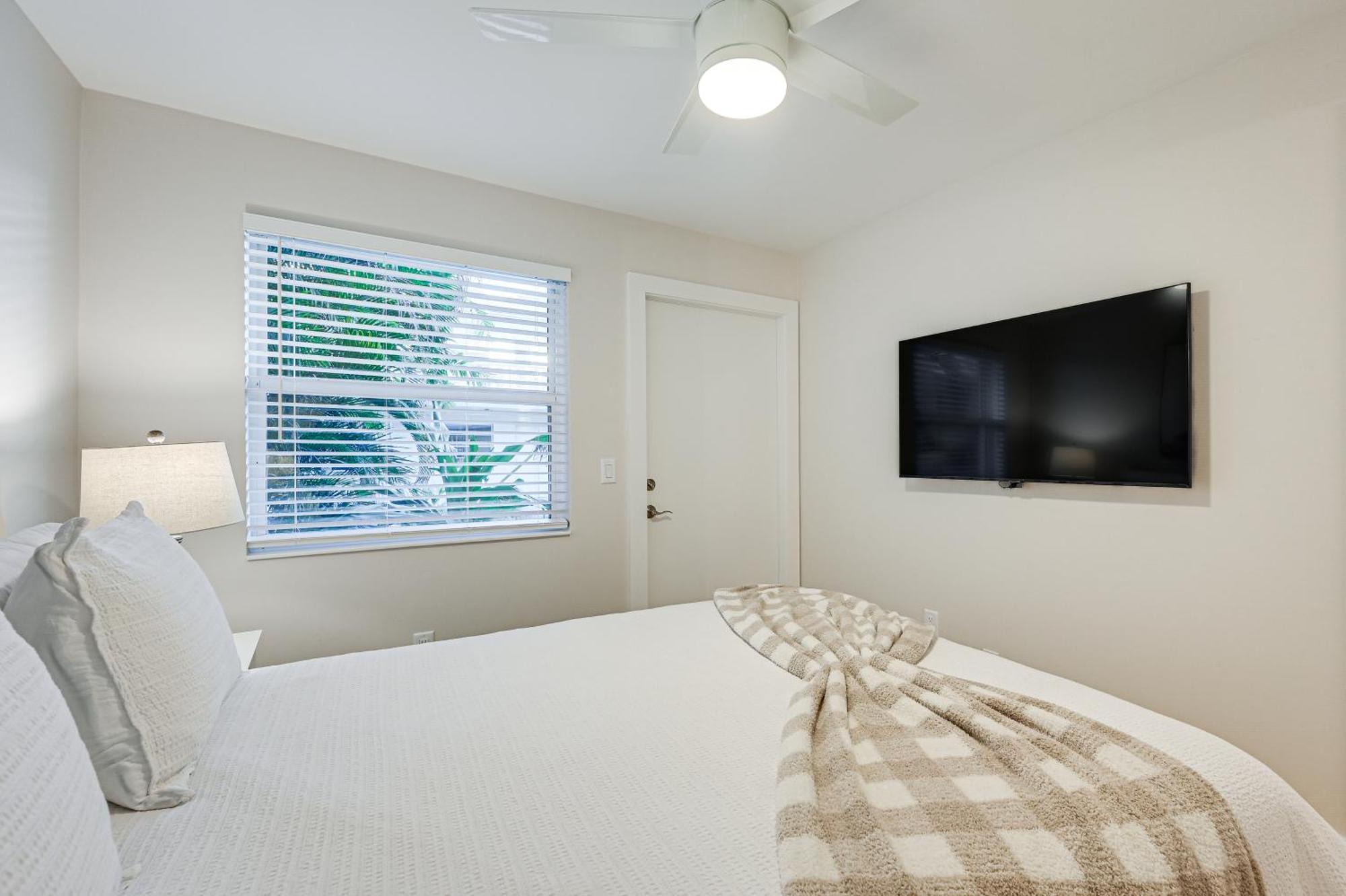Sleek Coastal Abode 1 Block To Beach! Apartment Naples