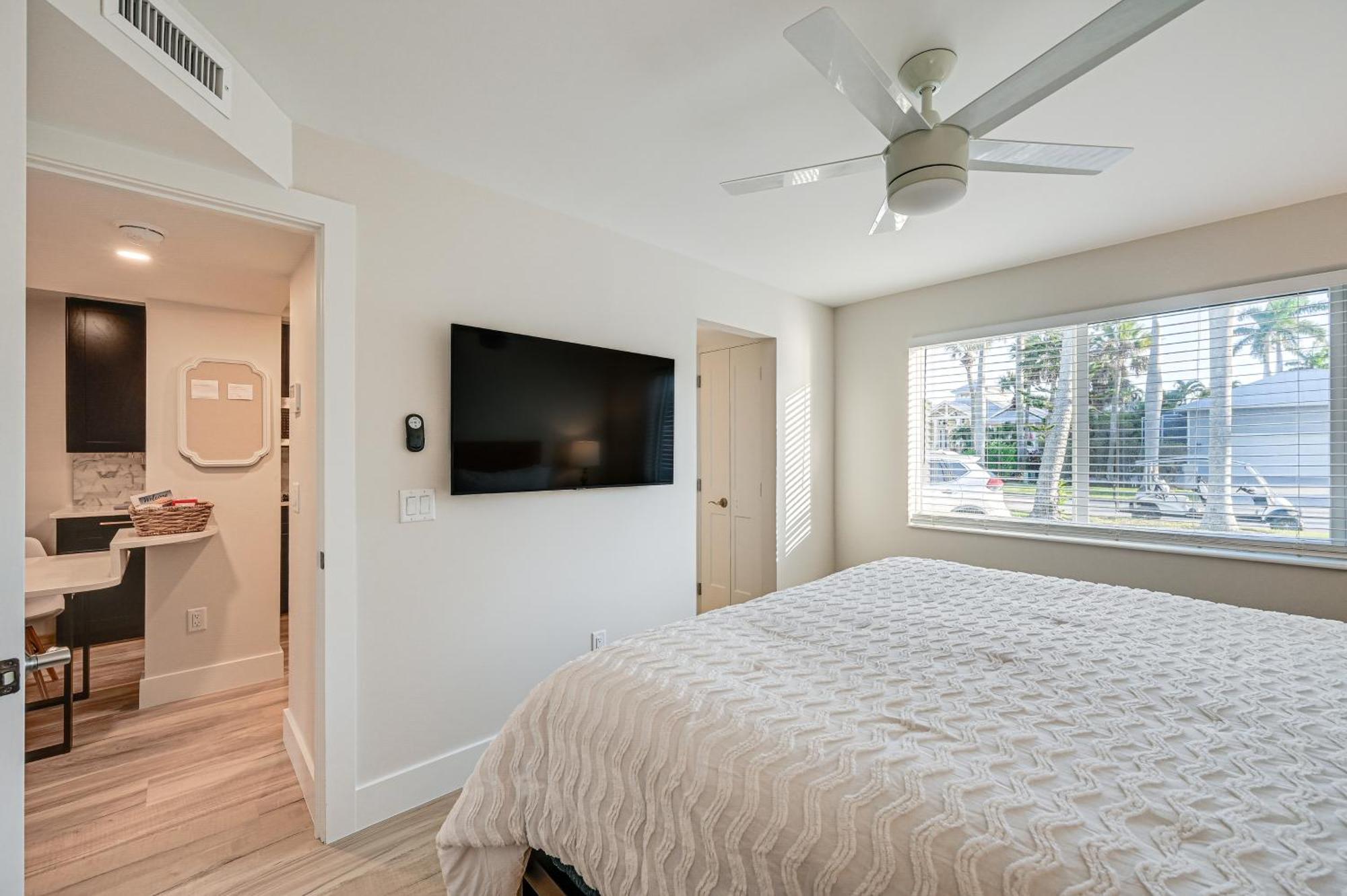 Sleek Coastal Abode 1 Block To Beach! Apartment