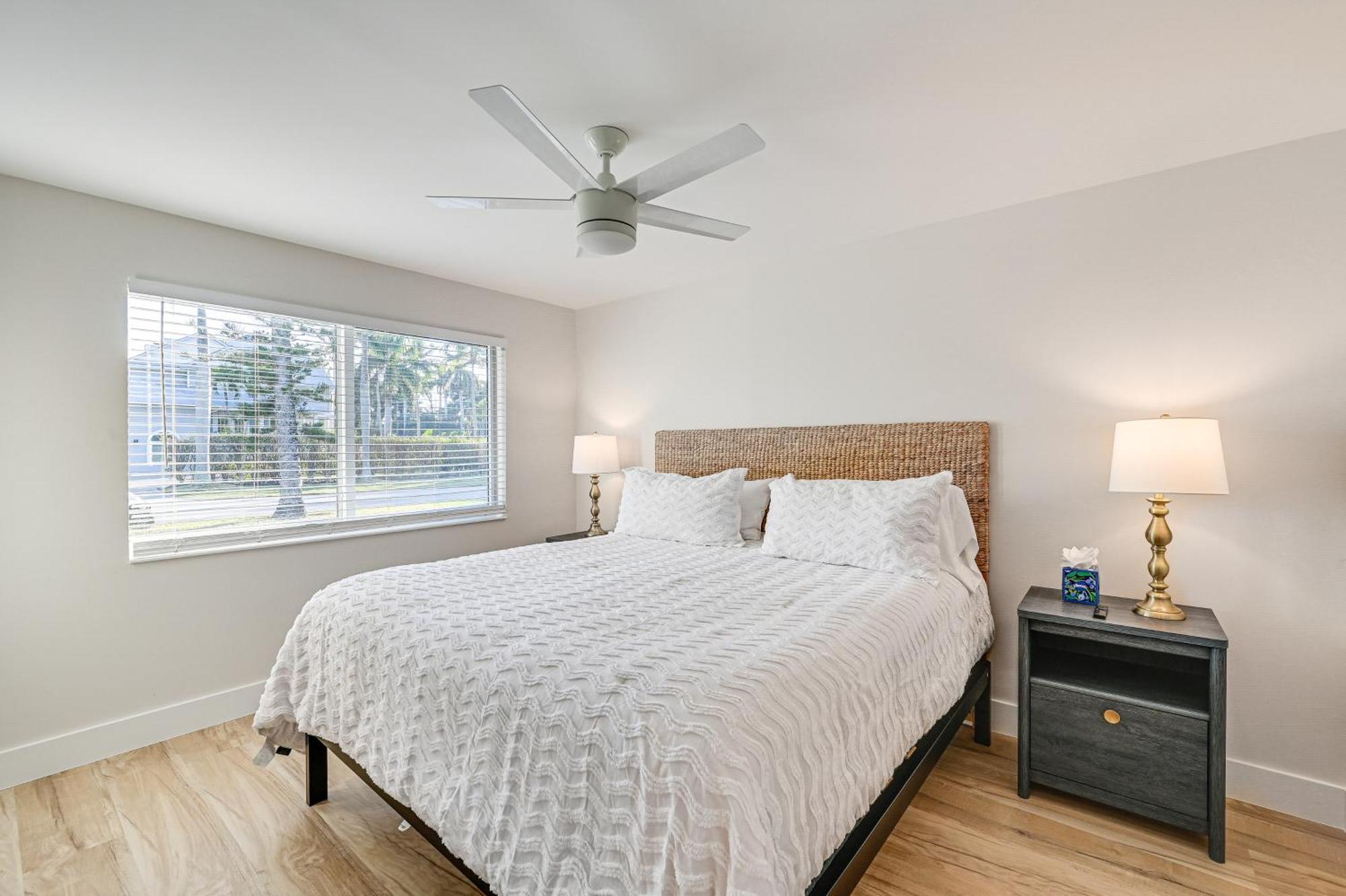 Apartment Sleek Coastal Abode 1 Block To Beach! *