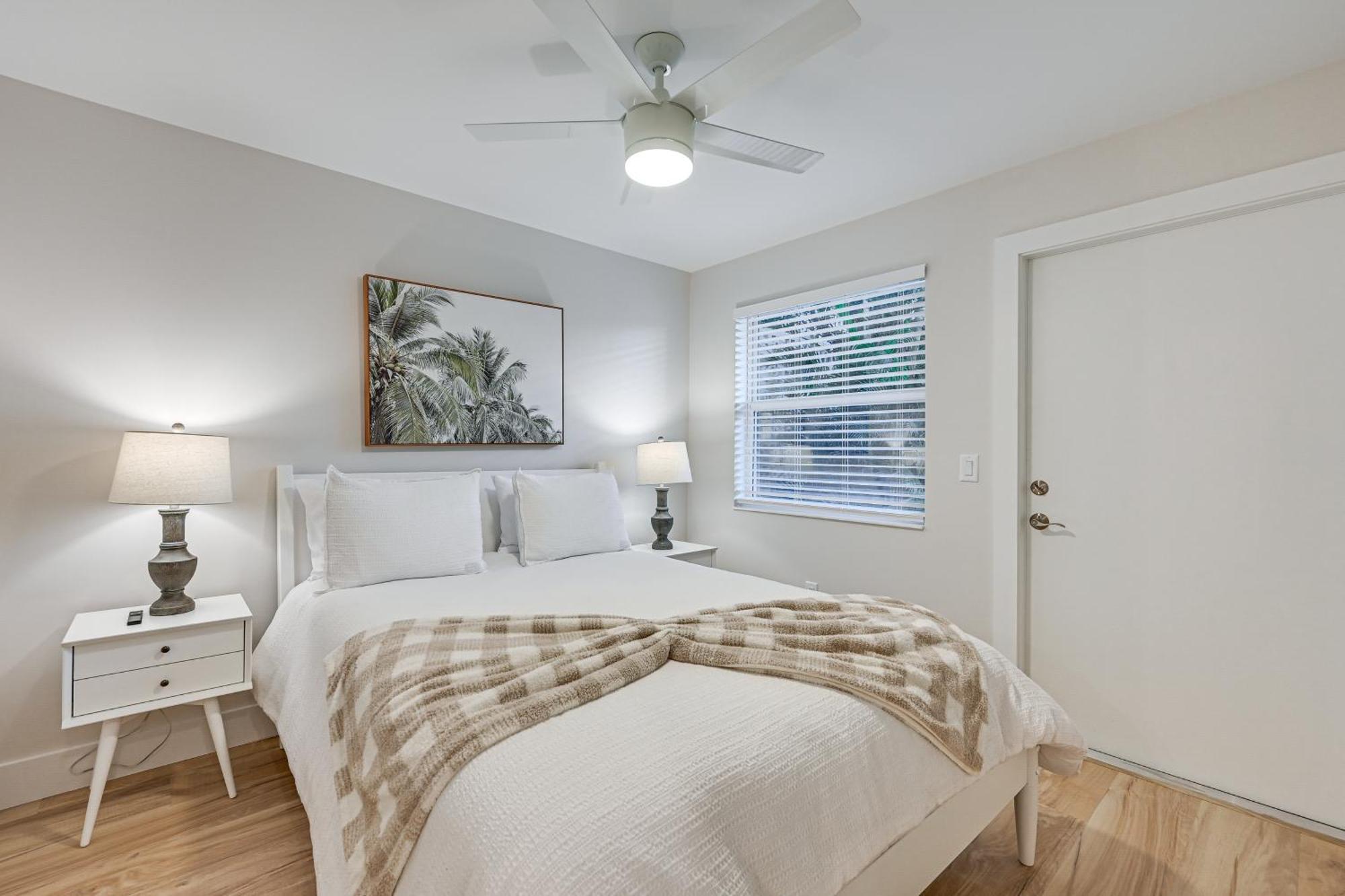 Apartment Sleek Coastal Abode 1 Block To Beach! Naples