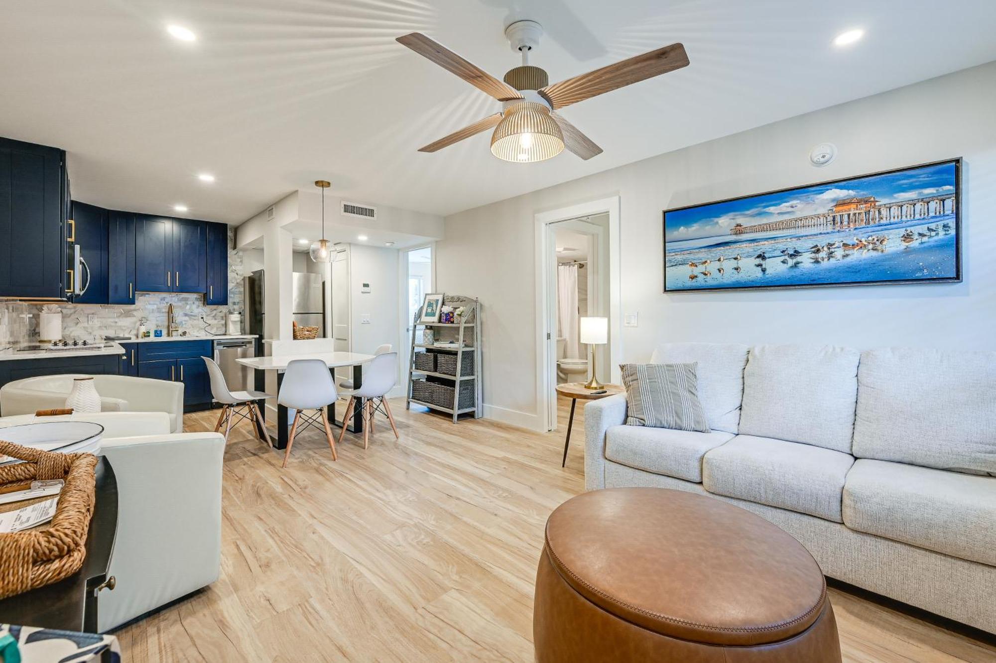 Sleek Coastal Abode 1 Block To Beach! Apartment *