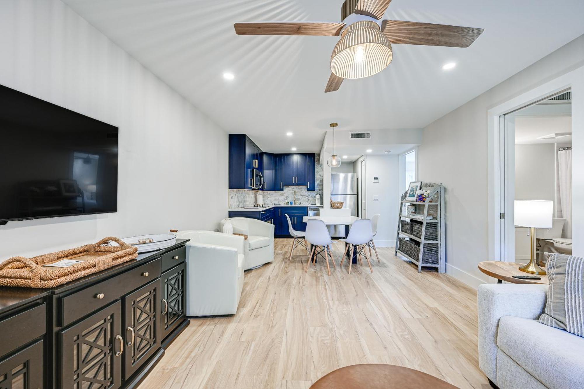 Apartment Sleek Coastal Abode 1 Block To Beach! Naples