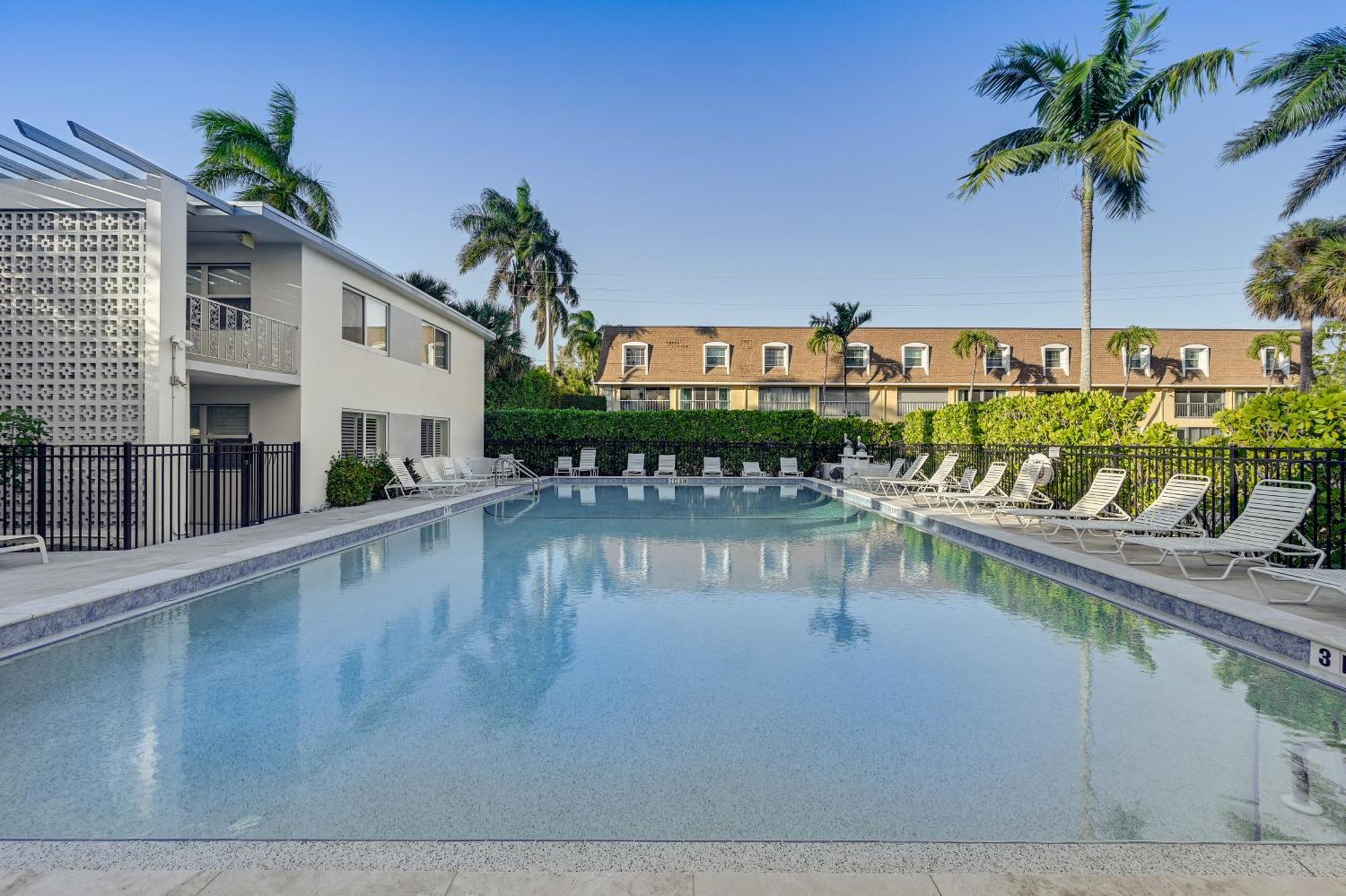 Apartment Sleek Coastal Abode 1 Block To Beach! *