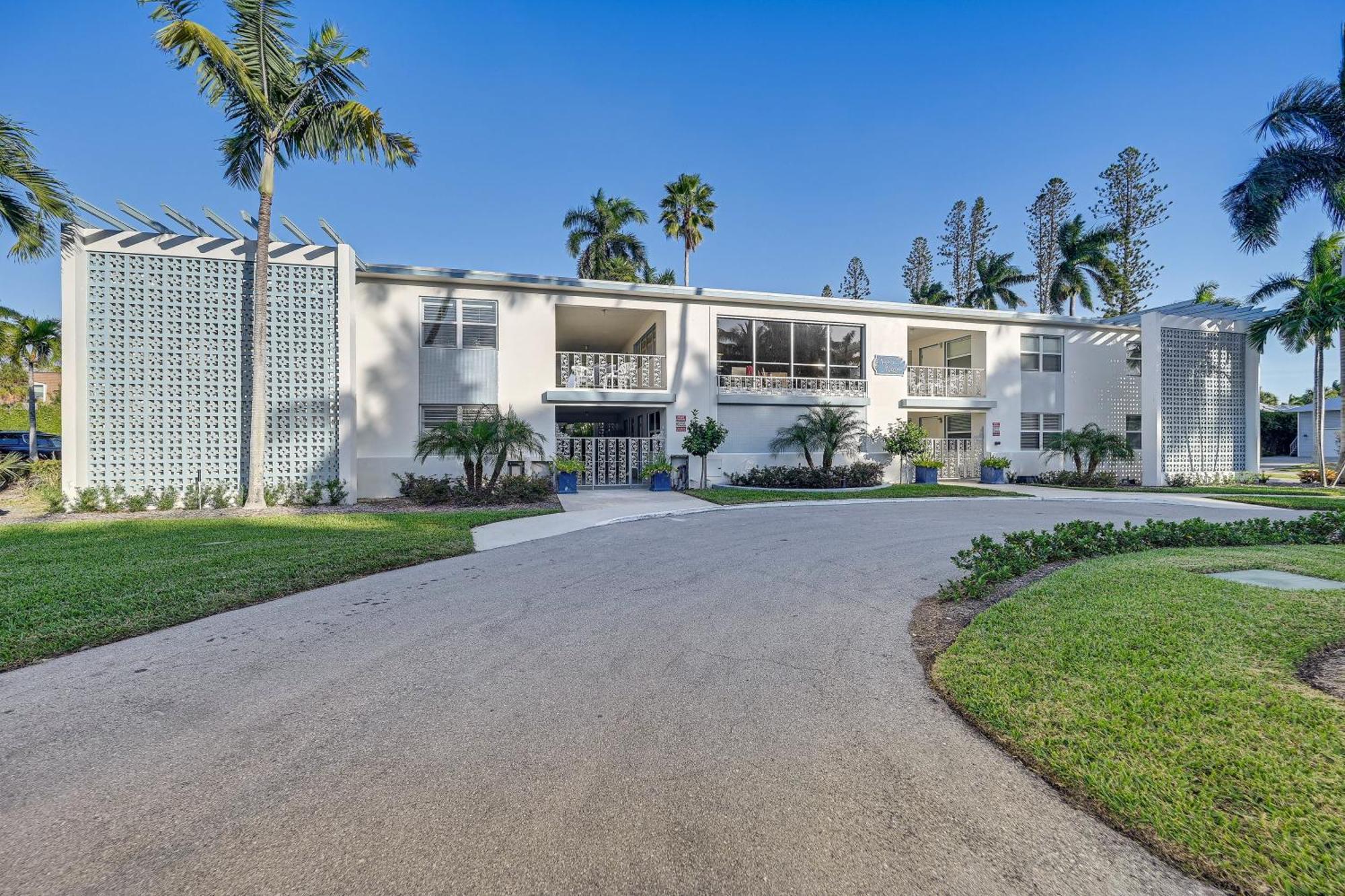 Sleek Coastal Abode 1 Block To Beach! *