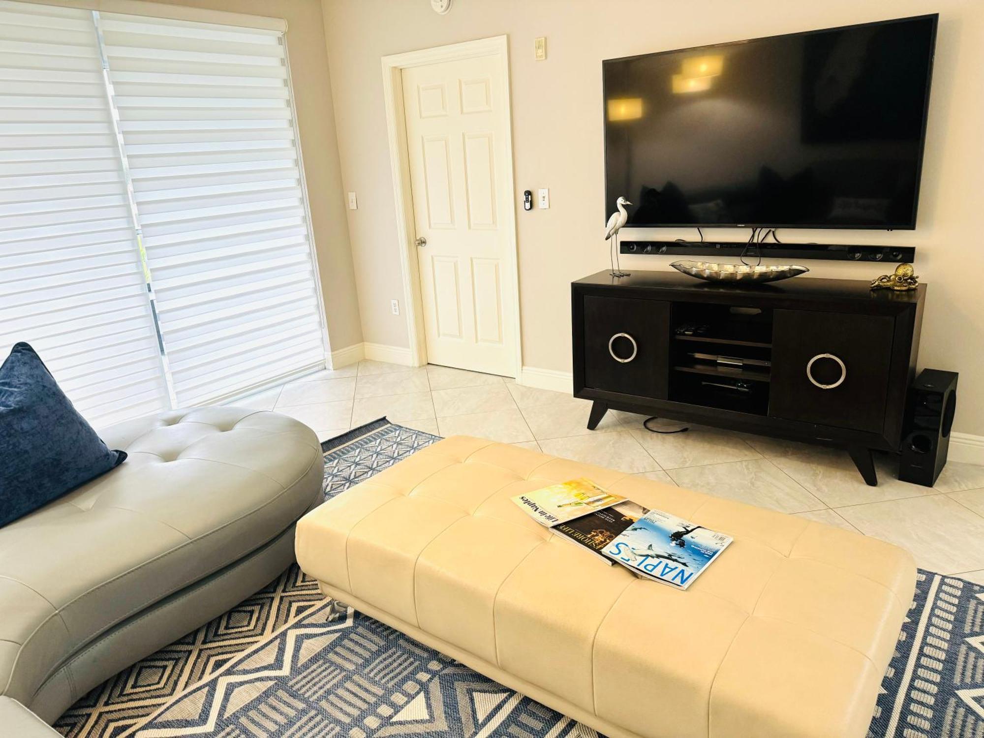 Vanderbilt Condo,walk To * Naples