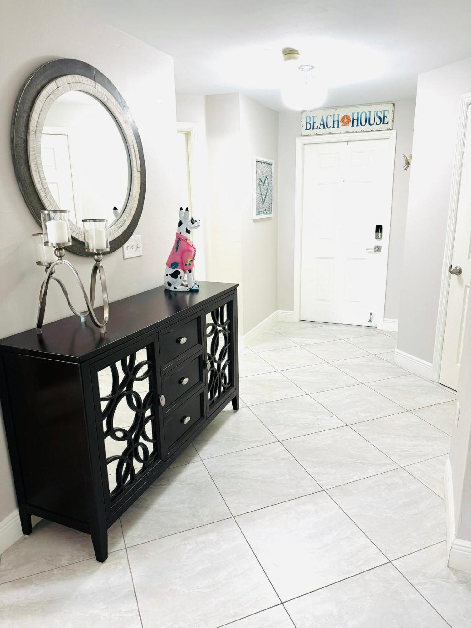 Vanderbilt Condo,walk To * Naples