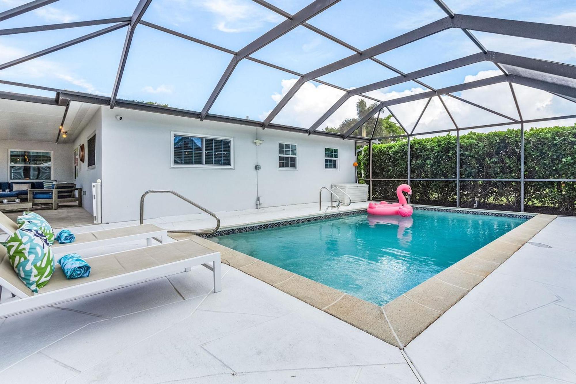 Paradise Pool House For 6